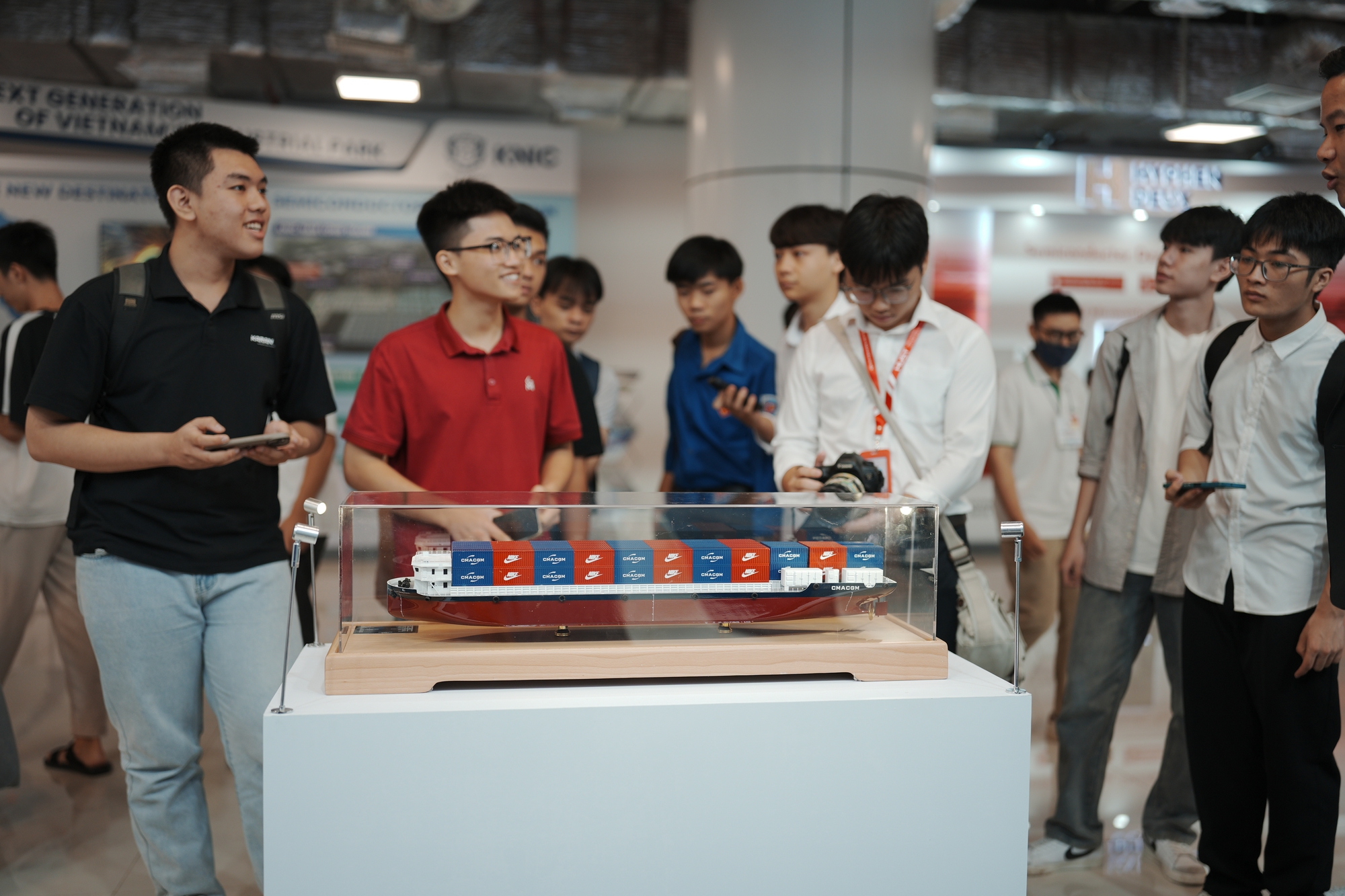 Triển lãm VIIE 2025: Hàng nghìn bạn trẻ đổ về khám phá công nghệ, trải nghiệm chuyển đổi xanh và tài chính số- Ảnh 11.