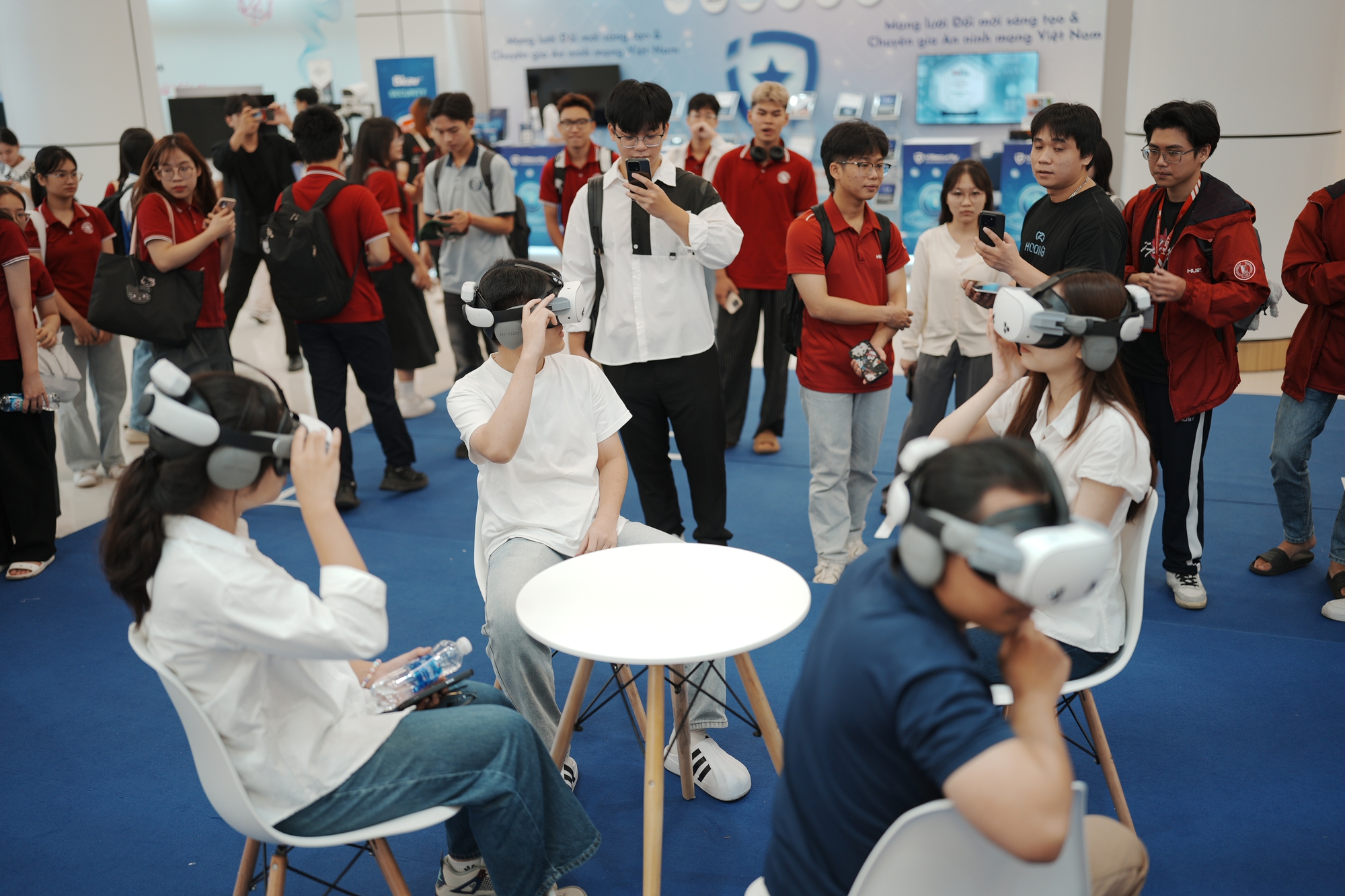 Triển lãm VIIE 2025: Hàng nghìn bạn trẻ đổ về khám phá công nghệ, trải nghiệm chuyển đổi xanh và tài chính số- Ảnh 4.