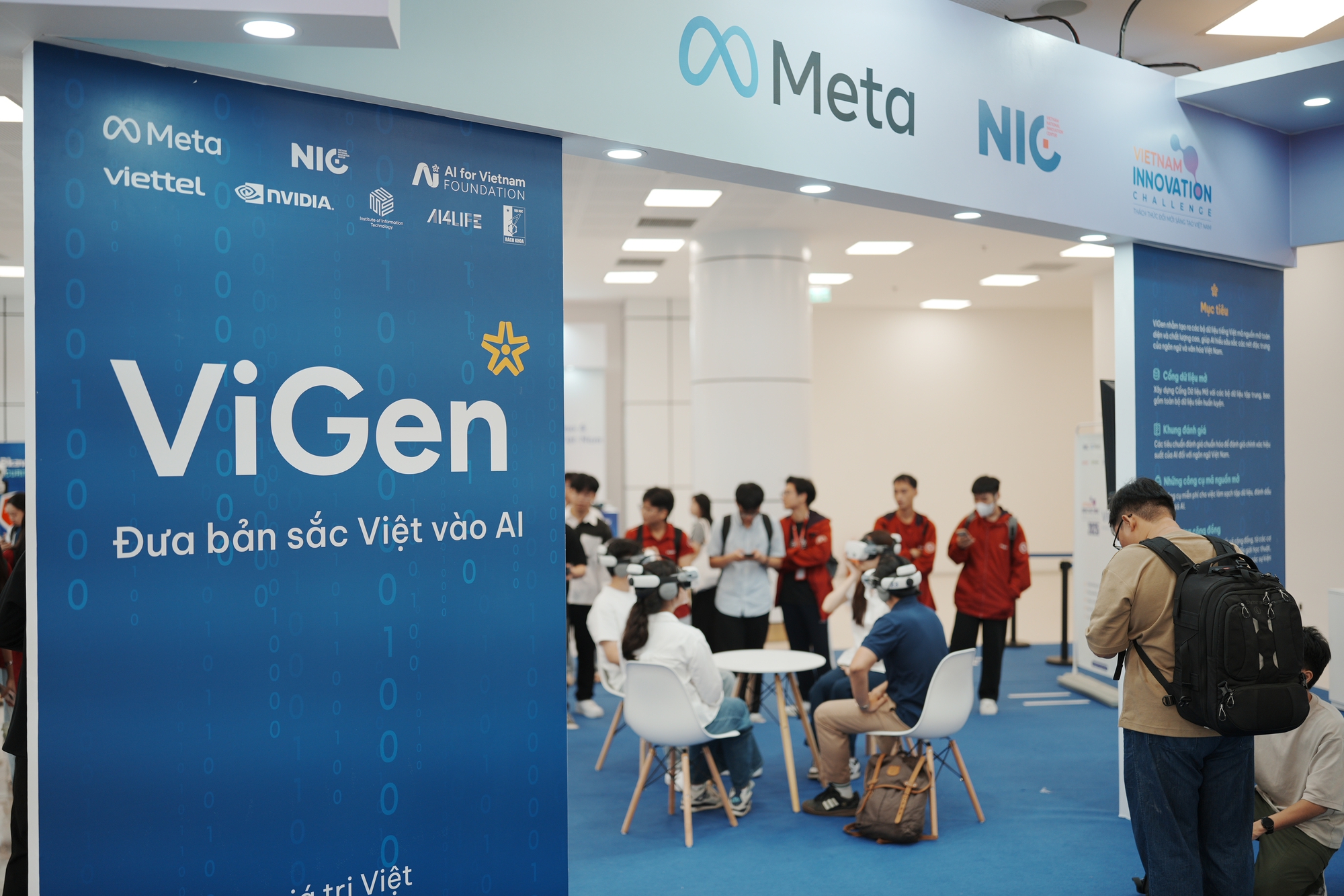 Triển lãm VIIE 2025: Hàng nghìn bạn trẻ đổ về khám phá công nghệ, trải nghiệm chuyển đổi xanh và tài chính số- Ảnh 3.