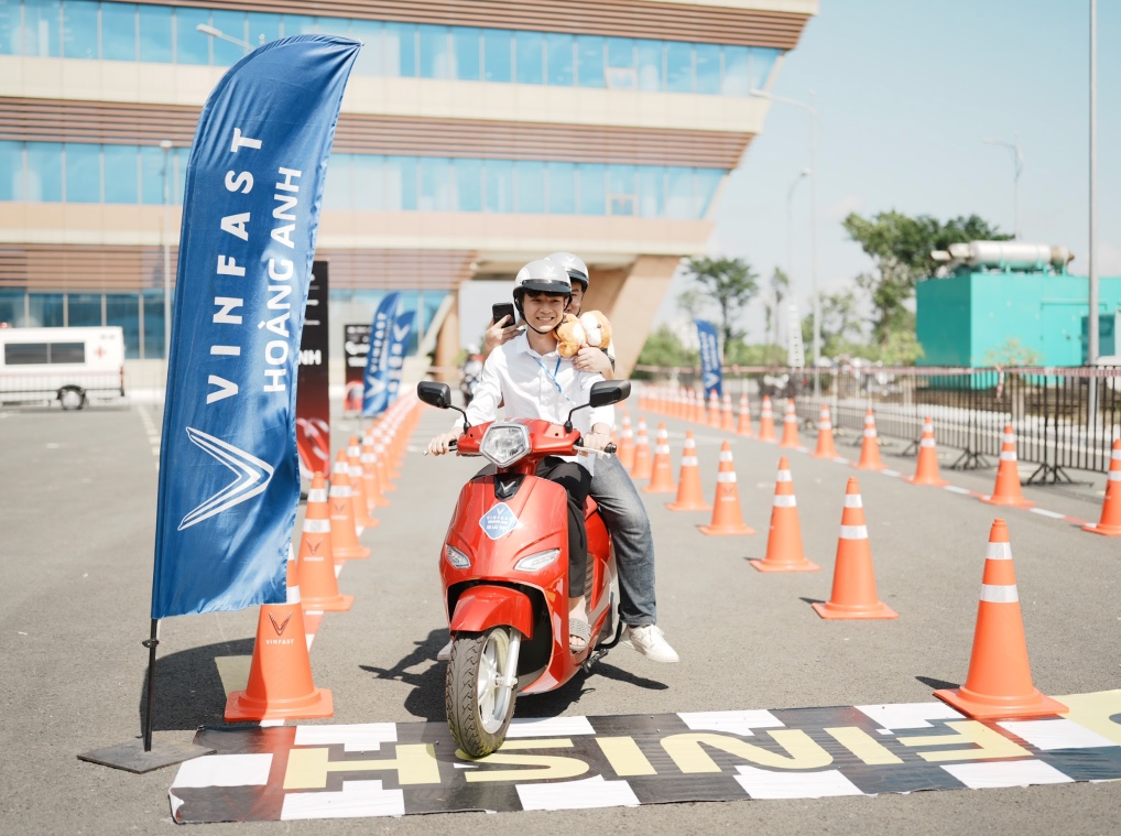 Triển lãm VIIE 2025: Hàng nghìn bạn trẻ đổ về khám phá công nghệ, trải nghiệm chuyển đổi xanh và tài chính số- Ảnh 8.