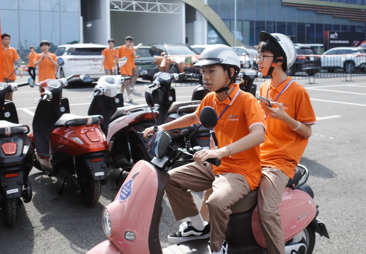 Triển lãm VIIE 2025: Hàng nghìn bạn trẻ đổ về khám phá công nghệ, trải nghiệm chuyển đổi xanh và tài chính số- Ảnh 7.