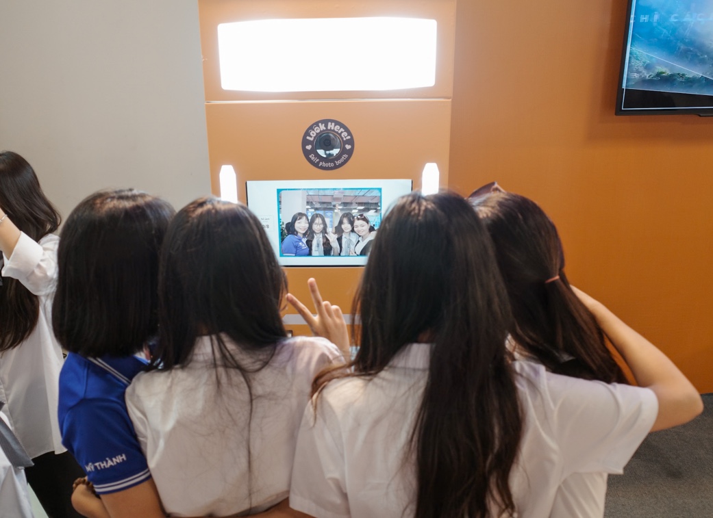 Triển lãm VIIE 2025: Hàng nghìn bạn trẻ đổ về khám phá công nghệ, trải nghiệm chuyển đổi xanh và tài chính số- Ảnh 15.