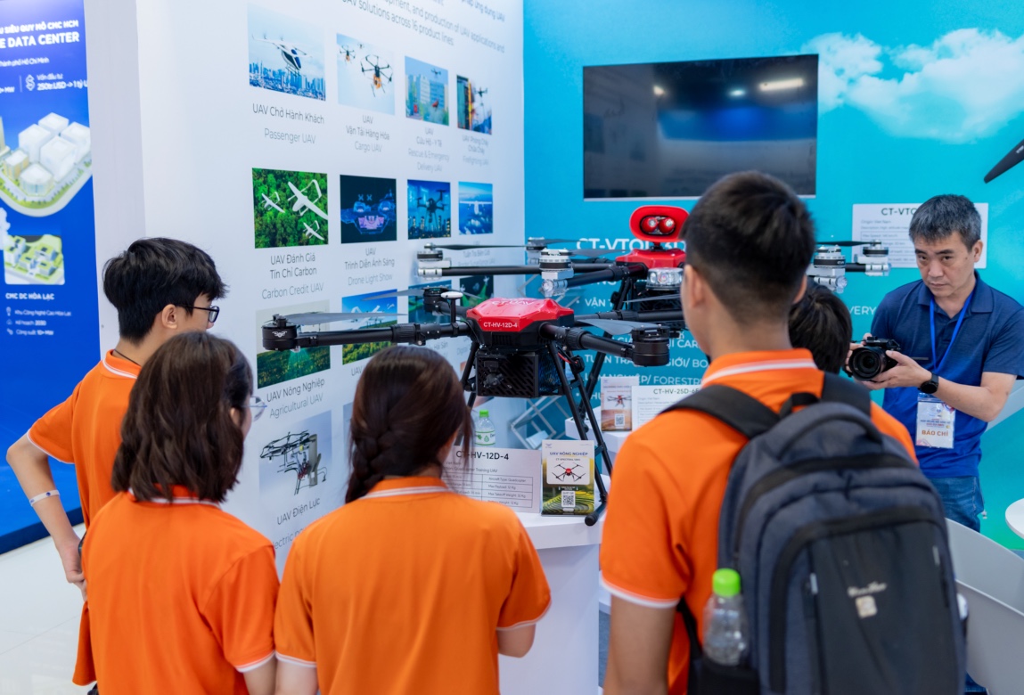 Triển lãm VIIE 2025: Hàng nghìn bạn trẻ đổ về khám phá công nghệ, trải nghiệm chuyển đổi xanh và tài chính số- Ảnh 16.