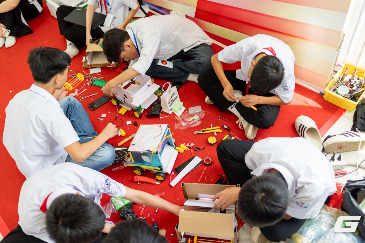 Triển lãm VIIE 2025: Hàng nghìn bạn trẻ đổ về khám phá công nghệ, trải nghiệm chuyển đổi xanh và tài chính số- Ảnh 17.