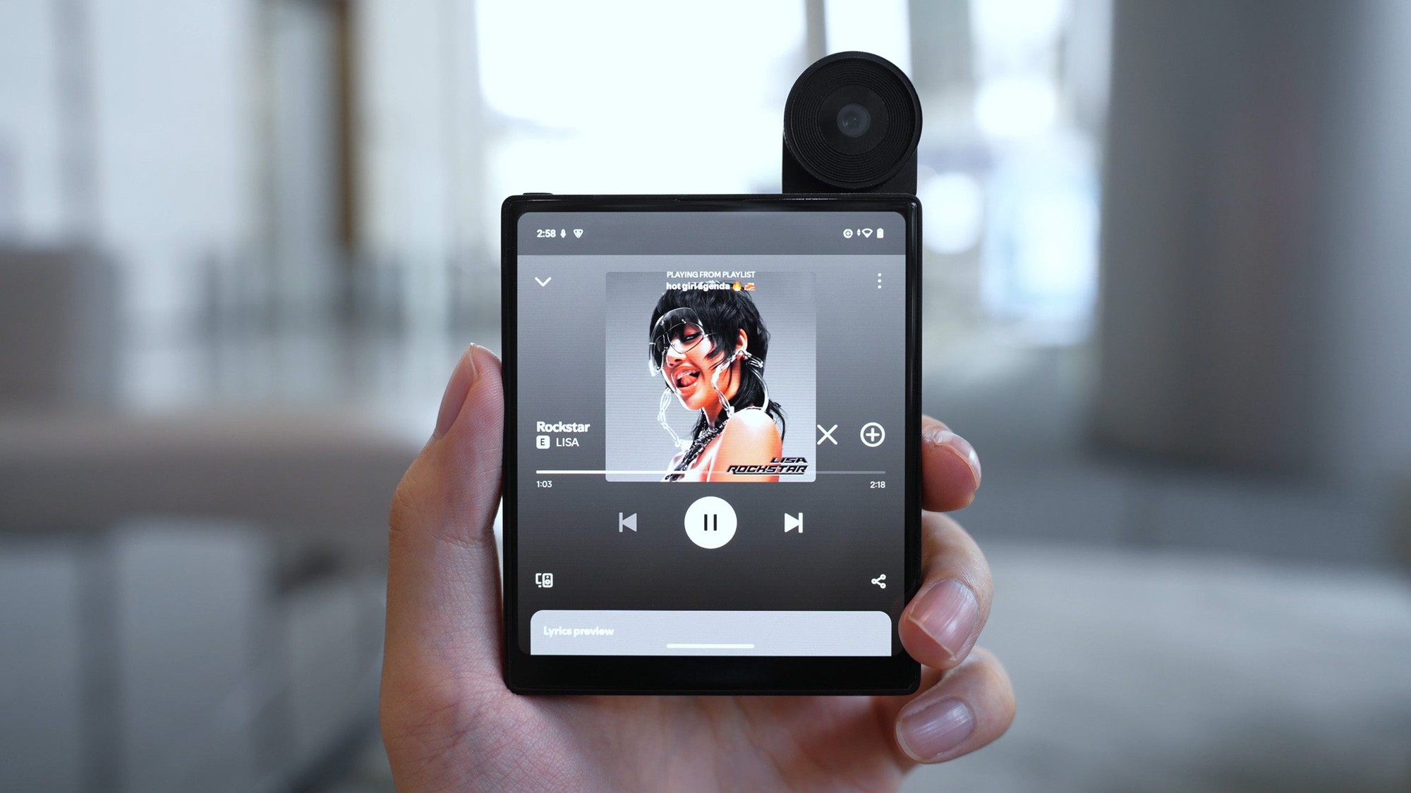 Điện thoại hình vuông này có camera lật, dùng hệ điều hành AI & Android, lắp thêm case bàn phím vào trông như Blackberry sống lại- Ảnh 4.