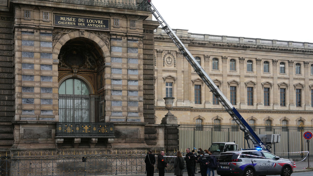 Bảo tàng Louvre vừa bị cướp giữa ban ngày trong vài phút: Hàng loạt kho báu vô giá của thế giới đã biến mất!- Ảnh 2. Bảo tàng Louvre vừa bị cướp giữa ban ngày trong vài phút: Hàng loạt kho báu vô giá của thế giới đã biến mất!- Ảnh 2.