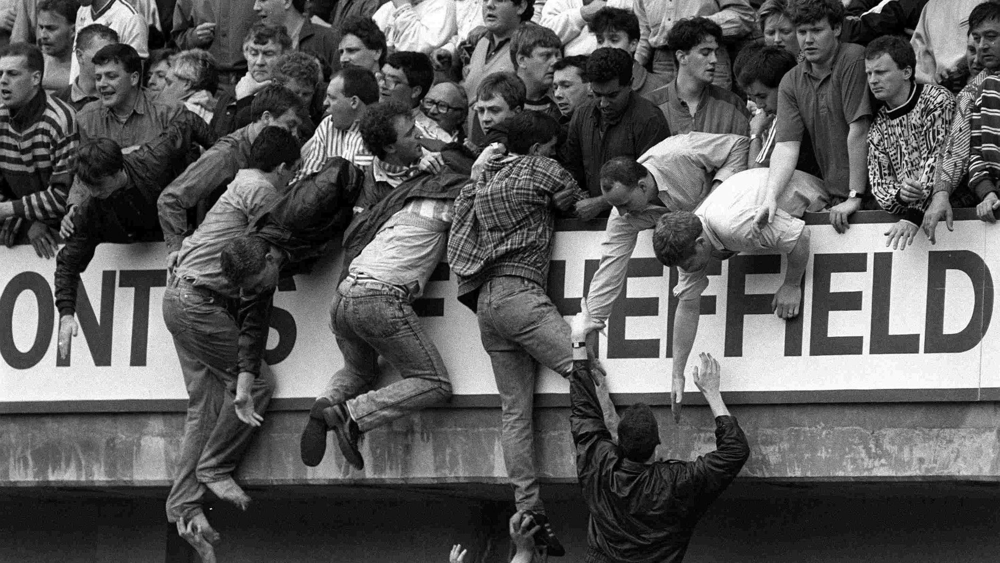 Thảm họa Luzhniki 1982: Khi niềm vui bóng đá biến thành ký ức tang thương- Ảnh 2. Thảm họa Luzhniki 1982: Khi niềm vui bóng đá biến thành ký ức tang thương- Ảnh 2.