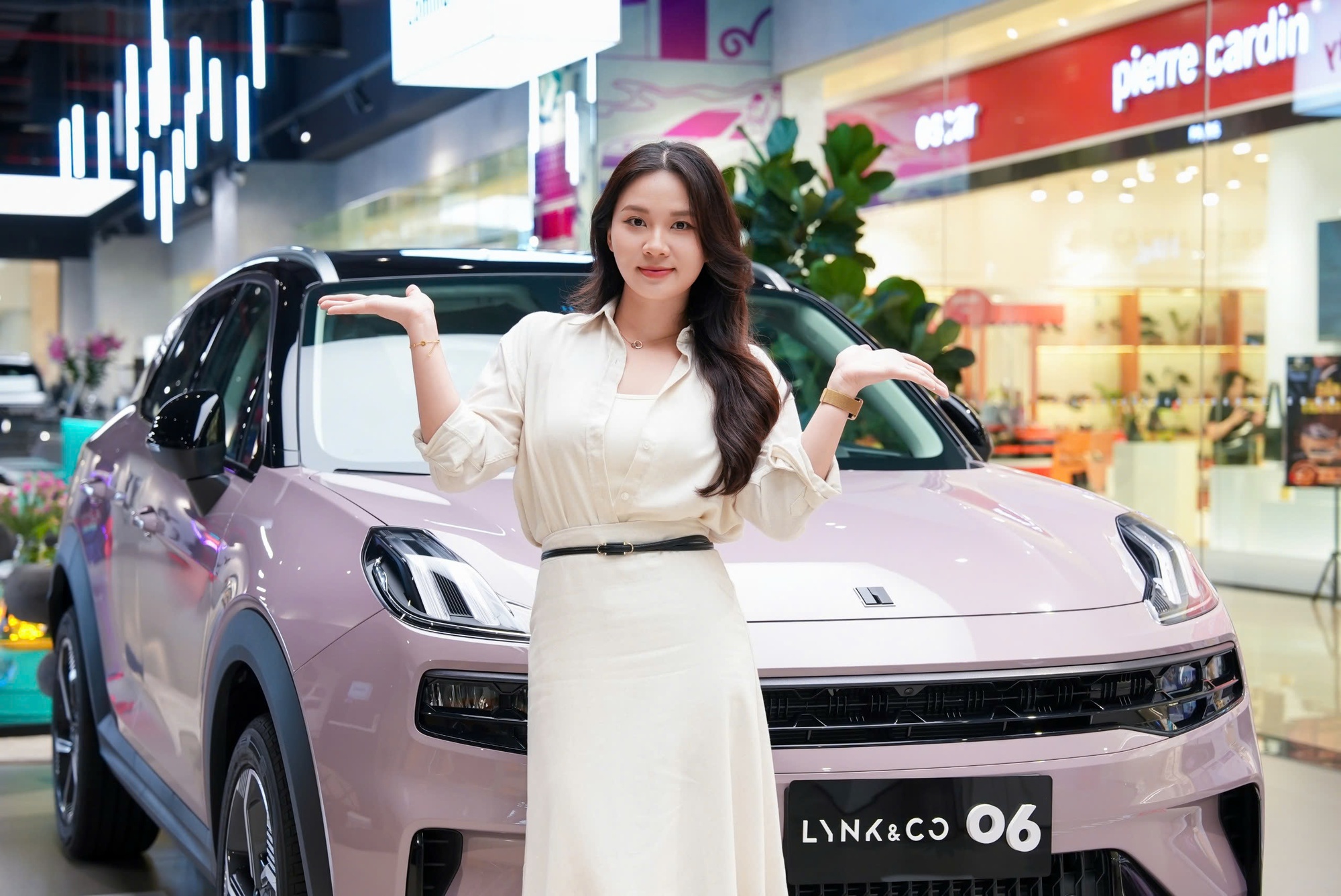 Quỳnh Như: ‘Từ fan Toyota, antifan xe Trung Quốc, bố mình chấm 9 điểm cho Lynk & Co 06’- Ảnh 4. Quỳnh Như: ‘Từ fan Toyota, antifan xe Trung Quốc, bố mình chấm 9 điểm cho Lynk & Co 06’- Ảnh 4.