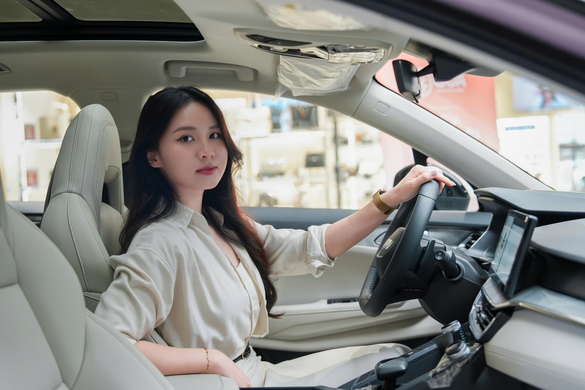 Quỳnh Như: ‘Từ fan Toyota, antifan xe Trung Quốc, bố mình chấm 9 điểm cho Lynk & Co 06’- Ảnh 6. Quỳnh Như: ‘Từ fan Toyota, antifan xe Trung Quốc, bố mình chấm 9 điểm cho Lynk & Co 06’- Ảnh 6.