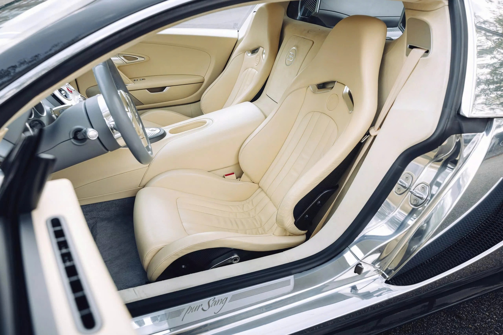 Đỉnh cao như Bugatti Veyron: Xe cũ không màu sơn, đã 18 năm tuổi vẫn có thể bán lại với giá quy đổi 60 tỷ đồng- Ảnh 12. Đỉnh cao như Bugatti Veyron: Xe cũ không màu sơn, đã 18 năm tuổi vẫn có thể bán lại với giá quy đổi 60 tỷ đồng- Ảnh 12.