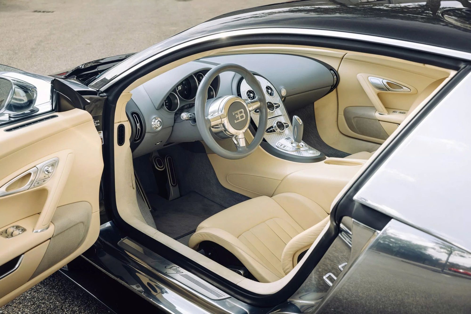 Đỉnh cao như Bugatti Veyron: Xe cũ không màu sơn, đã 18 năm tuổi vẫn có thể bán lại với giá quy đổi 60 tỷ đồng- Ảnh 2. Đỉnh cao như Bugatti Veyron: Xe cũ không màu sơn, đã 18 năm tuổi vẫn có thể bán lại với giá quy đổi 60 tỷ đồng- Ảnh 2.
