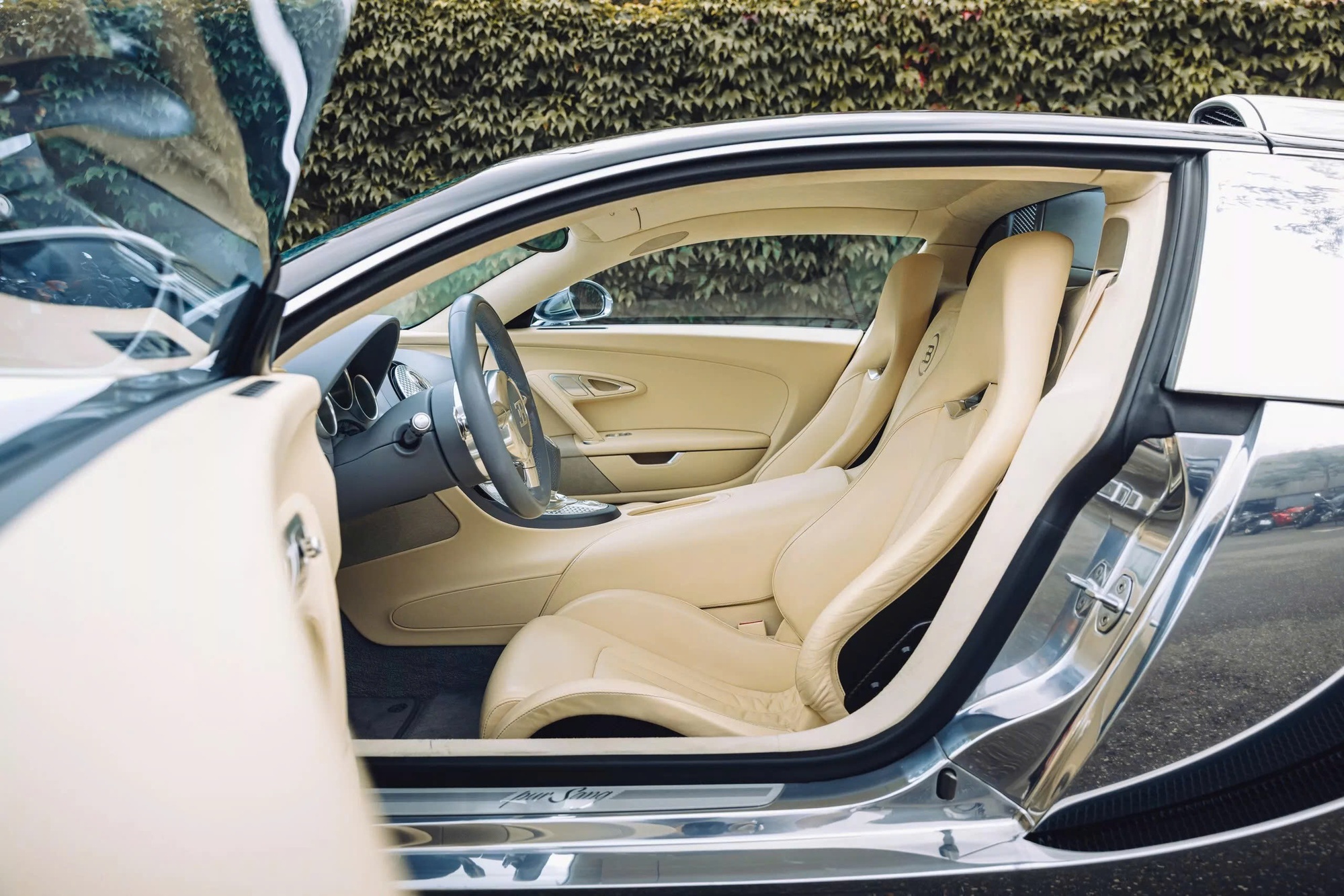 Đỉnh cao như Bugatti Veyron: Xe cũ không màu sơn, đã 18 năm tuổi vẫn có thể bán lại với giá quy đổi 60 tỷ đồng- Ảnh 11. Đỉnh cao như Bugatti Veyron: Xe cũ không màu sơn, đã 18 năm tuổi vẫn có thể bán lại với giá quy đổi 60 tỷ đồng- Ảnh 11.