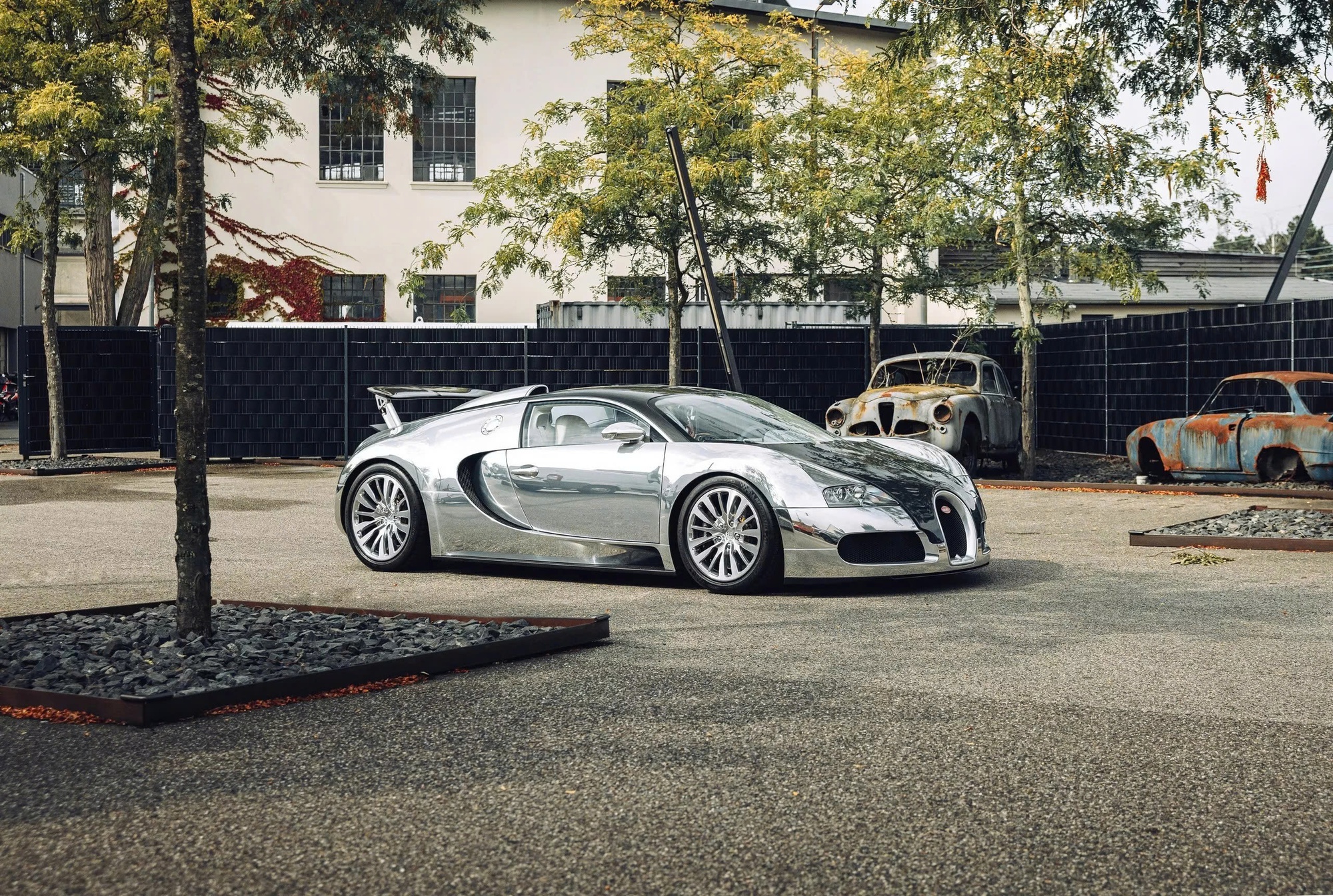 Đỉnh cao như Bugatti Veyron: Xe cũ không màu sơn, đã 18 năm tuổi vẫn có thể bán lại với giá quy đổi 60 tỷ đồng- Ảnh 1. Đỉnh cao như Bugatti Veyron: Xe cũ không màu sơn, đã 18 năm tuổi vẫn có thể bán lại với giá quy đổi 60 tỷ đồng- Ảnh 1.