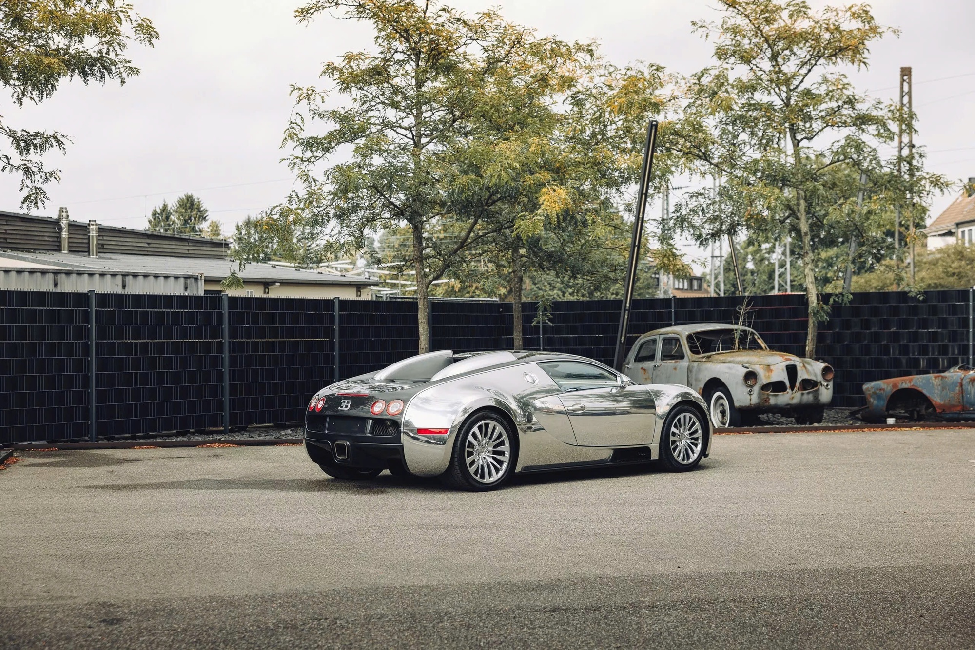 Đỉnh cao như Bugatti Veyron: Xe cũ không màu sơn, đã 18 năm tuổi vẫn có thể bán lại với giá quy đổi 60 tỷ đồng- Ảnh 5. Đỉnh cao như Bugatti Veyron: Xe cũ không màu sơn, đã 18 năm tuổi vẫn có thể bán lại với giá quy đổi 60 tỷ đồng- Ảnh 5.