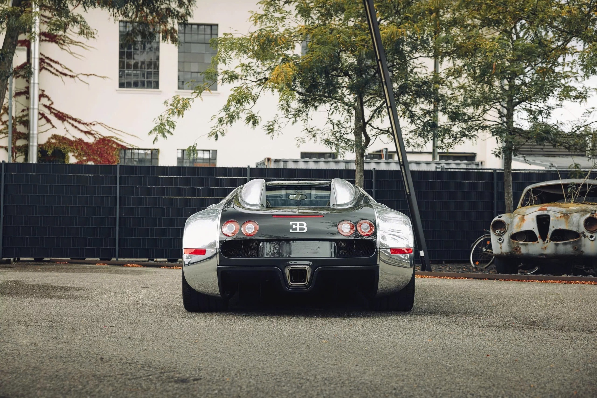Đỉnh cao như Bugatti Veyron: Xe cũ không màu sơn, đã 18 năm tuổi vẫn có thể bán lại với giá quy đổi 60 tỷ đồng- Ảnh 6. Đỉnh cao như Bugatti Veyron: Xe cũ không màu sơn, đã 18 năm tuổi vẫn có thể bán lại với giá quy đổi 60 tỷ đồng- Ảnh 6.