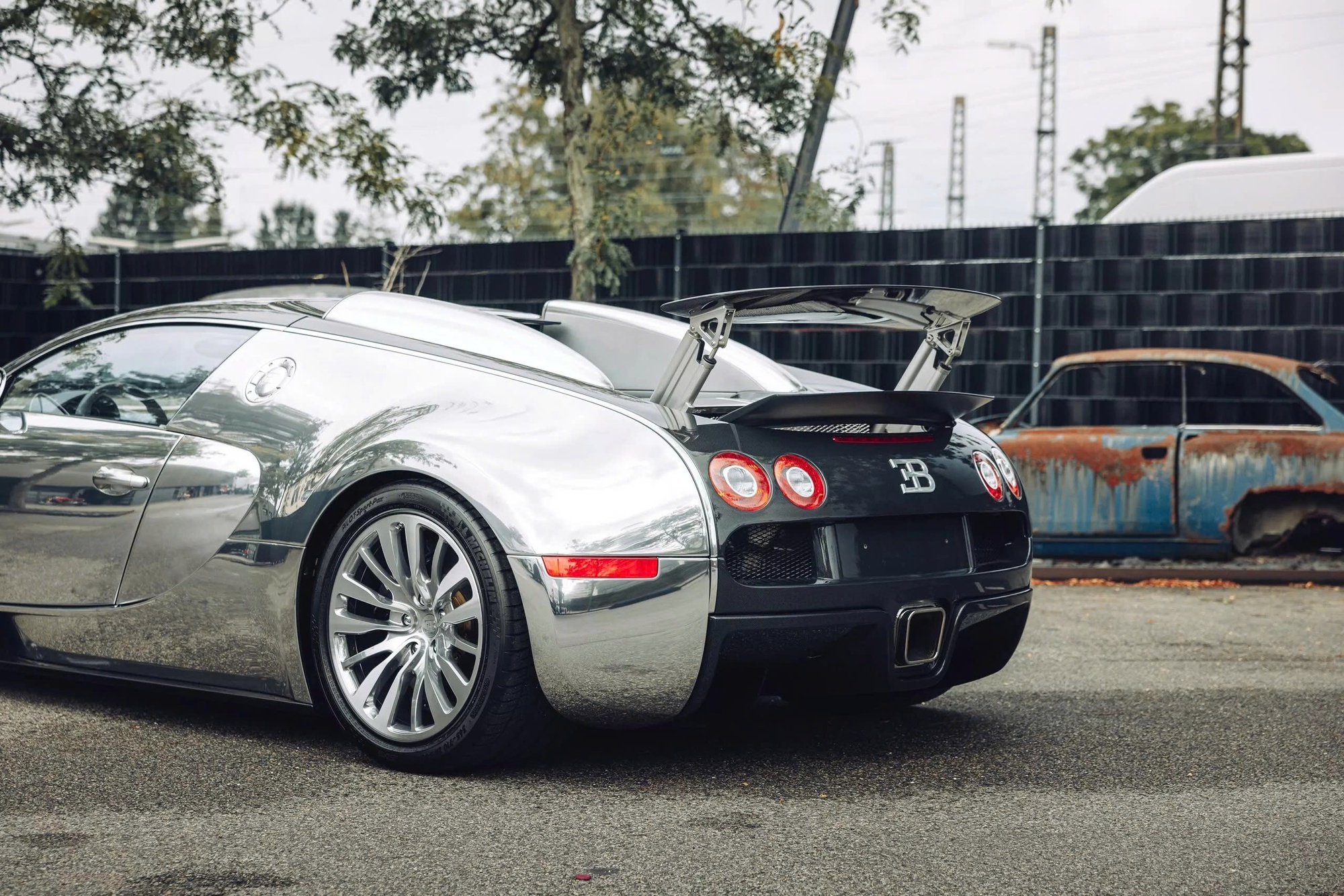 Đỉnh cao như Bugatti Veyron: Xe cũ không màu sơn, đã 18 năm tuổi vẫn có thể bán lại với giá quy đổi 60 tỷ đồng- Ảnh 9. Đỉnh cao như Bugatti Veyron: Xe cũ không màu sơn, đã 18 năm tuổi vẫn có thể bán lại với giá quy đổi 60 tỷ đồng- Ảnh 9.