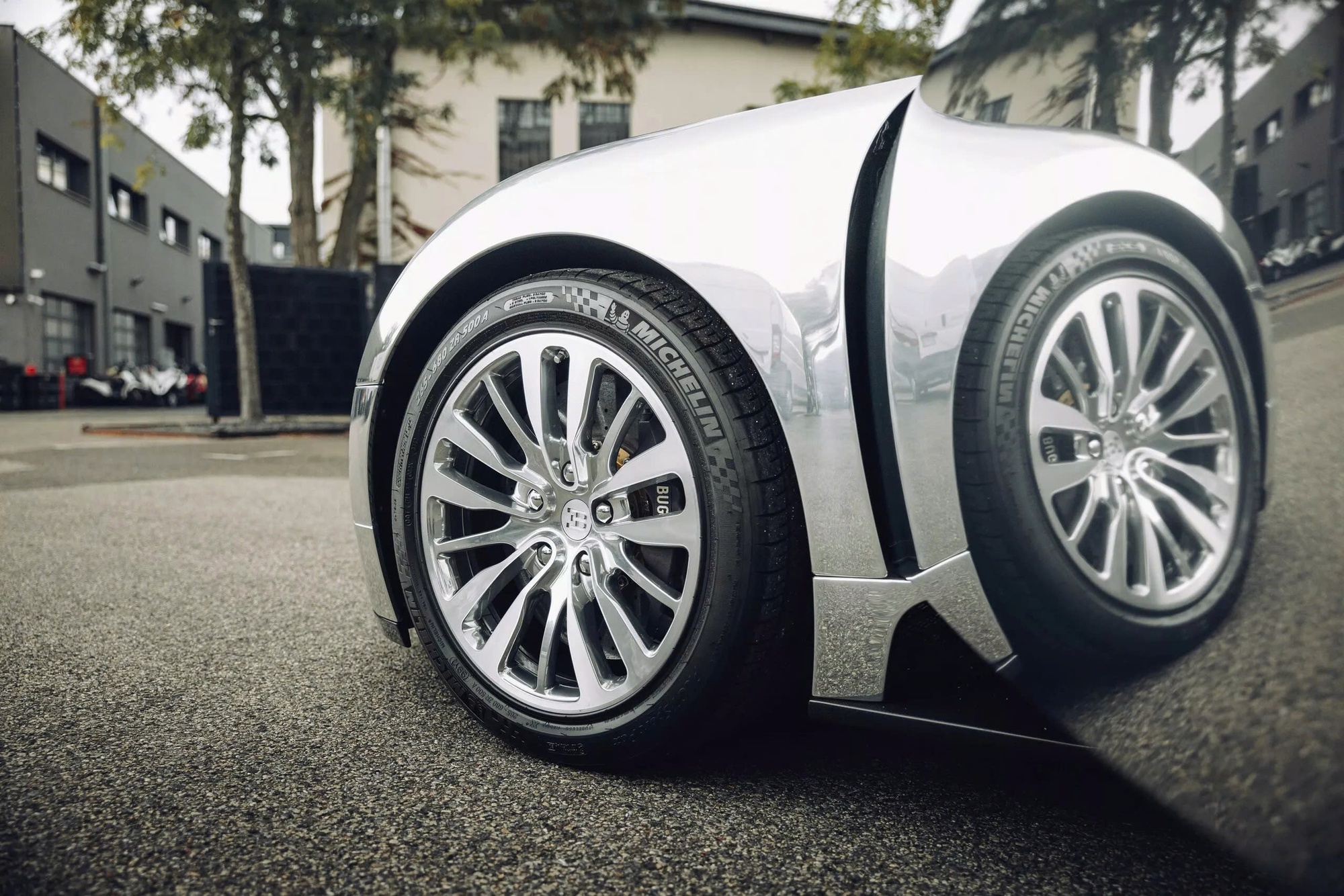Đỉnh cao như Bugatti Veyron: Xe cũ không màu sơn, đã 18 năm tuổi vẫn có thể bán lại với giá quy đổi 60 tỷ đồng- Ảnh 10. Đỉnh cao như Bugatti Veyron: Xe cũ không màu sơn, đã 18 năm tuổi vẫn có thể bán lại với giá quy đổi 60 tỷ đồng- Ảnh 10.