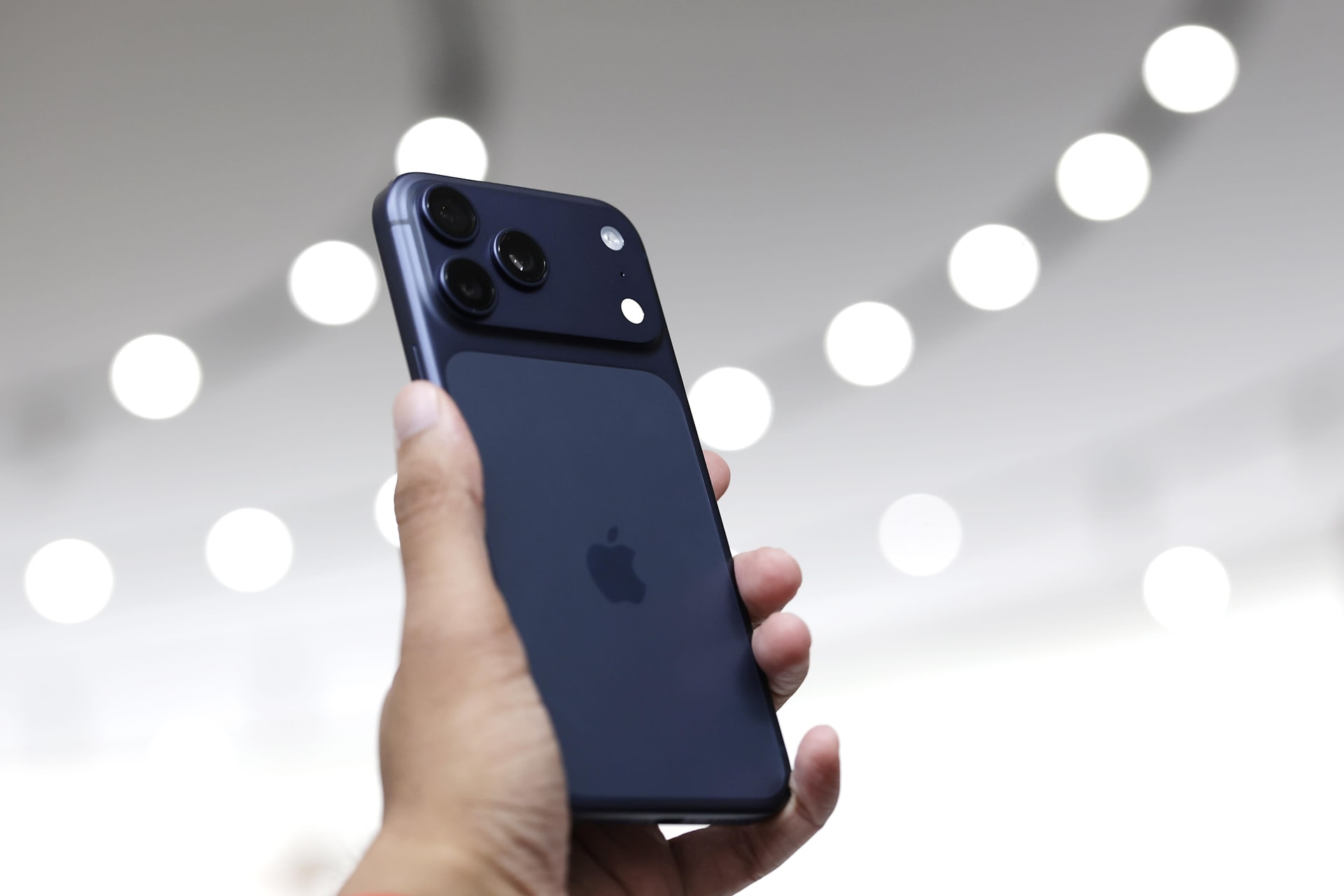 Cổ phiếu Apple phá đỉnh lịch sử nhờ iPhone 17- Ảnh 1.