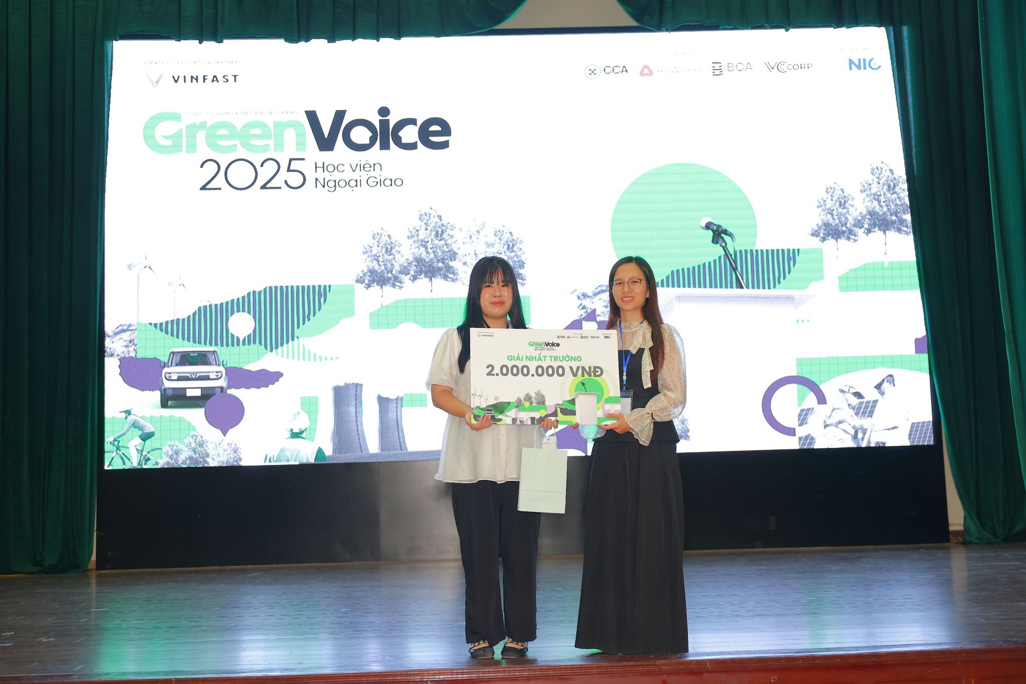 Cuộc thi hùng biện Green Voices có thí sinh đầu tiên vào chung kết: Chiến thắng nhờ thông điệp ‘sạc lại tư duy hội nhập’- Ảnh 2. Cuộc thi hùng biện Green Voices có thí sinh đầu tiên vào chung kết: Chiến thắng nhờ thông điệp ‘sạc lại tư duy hội nhập’- Ảnh 2.