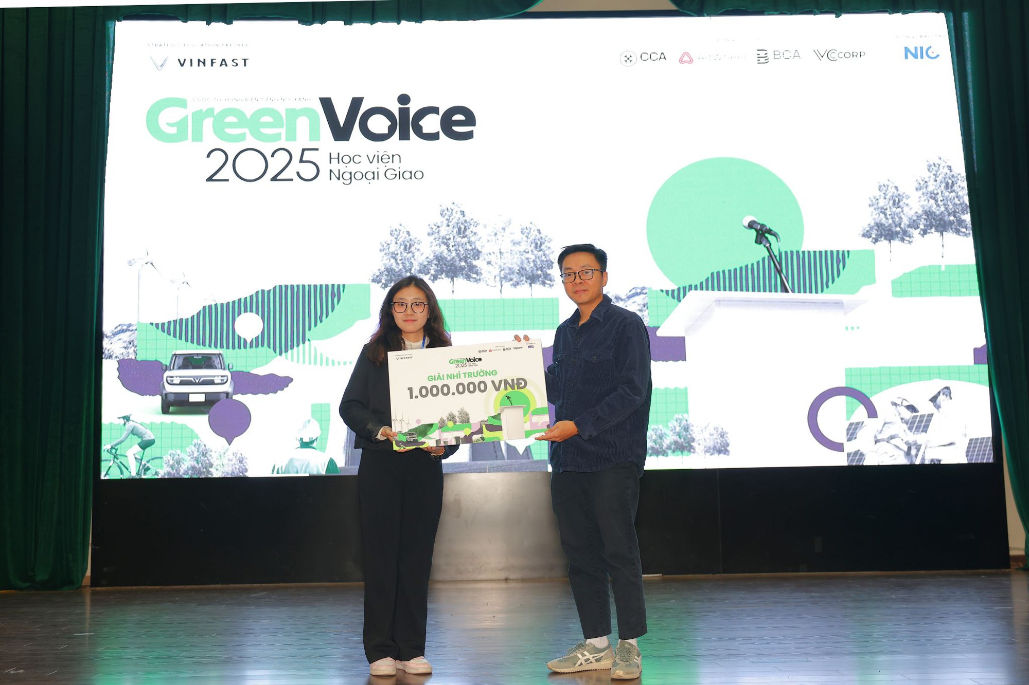 Cuộc thi hùng biện Green Voices có thí sinh đầu tiên vào chung kết: Chiến thắng nhờ thông điệp ‘sạc lại tư duy hội nhập’- Ảnh 4. Cuộc thi hùng biện Green Voices có thí sinh đầu tiên vào chung kết: Chiến thắng nhờ thông điệp ‘sạc lại tư duy hội nhập’- Ảnh 4.