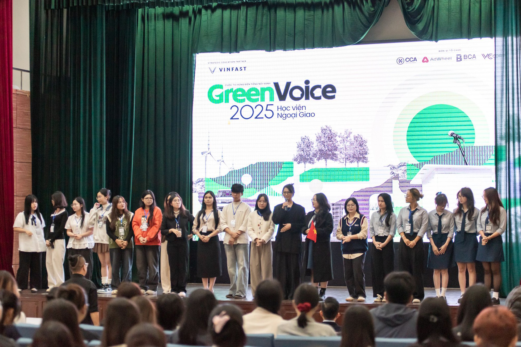 Cuộc thi hùng biện Green Voices có thí sinh đầu tiên vào chung kết: Chiến thắng nhờ thông điệp ‘sạc lại tư duy hội nhập’- Ảnh 1. Cuộc thi hùng biện Green Voices có thí sinh đầu tiên vào chung kết: Chiến thắng nhờ thông điệp ‘sạc lại tư duy hội nhập’- Ảnh 1.