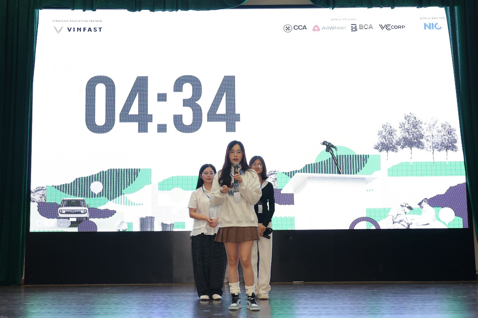 Cuộc thi hùng biện Green Voices có thí sinh đầu tiên vào chung kết: Chiến thắng nhờ thông điệp ‘sạc lại tư duy hội nhập’- Ảnh 12. Cuộc thi hùng biện Green Voices có thí sinh đầu tiên vào chung kết: Chiến thắng nhờ thông điệp ‘sạc lại tư duy hội nhập’- Ảnh 12.