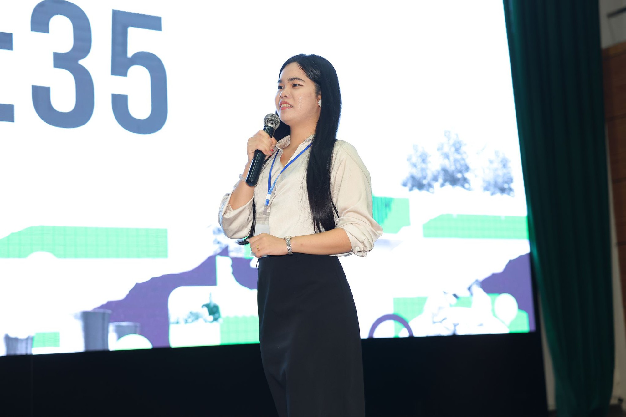 Cuộc thi hùng biện Green Voices có thí sinh đầu tiên vào chung kết: Chiến thắng nhờ thông điệp ‘sạc lại tư duy hội nhập’- Ảnh 10. Cuộc thi hùng biện Green Voices có thí sinh đầu tiên vào chung kết: Chiến thắng nhờ thông điệp ‘sạc lại tư duy hội nhập’- Ảnh 10.
