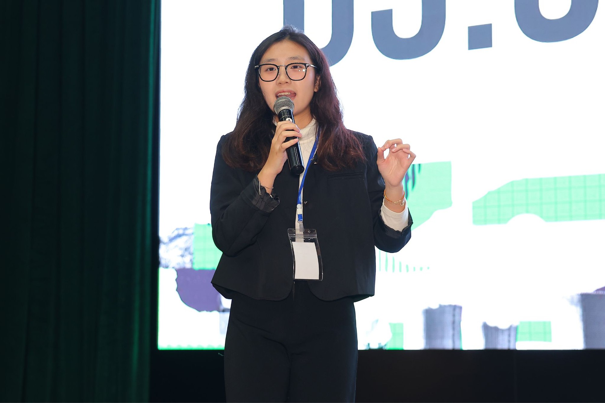 Cuộc thi hùng biện Green Voices có thí sinh đầu tiên vào chung kết: Chiến thắng nhờ thông điệp ‘sạc lại tư duy hội nhập’- Ảnh 14. Cuộc thi hùng biện Green Voices có thí sinh đầu tiên vào chung kết: Chiến thắng nhờ thông điệp ‘sạc lại tư duy hội nhập’- Ảnh 14.