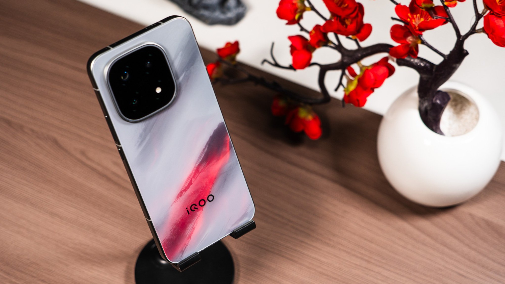 Siêu phẩm giá rẻ iQOO có tính năng xịn giống S25 Ultra nhưng bóc được, Vivo bảo người dùng đừng làm vậy- Ảnh 2. Siêu phẩm giá rẻ iQOO có tính năng xịn giống S25 Ultra nhưng bóc được, Vivo bảo người dùng đừng làm vậy- Ảnh 2.