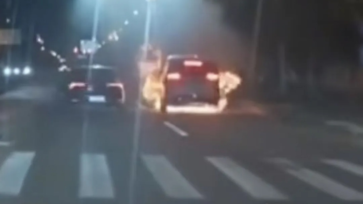 Xe ô tô điện Trung Quốc bất ngờ bốc cháy chỉ còn trơ khung thép khi đang chạy mà không hề có va chạm!- Ảnh 1.