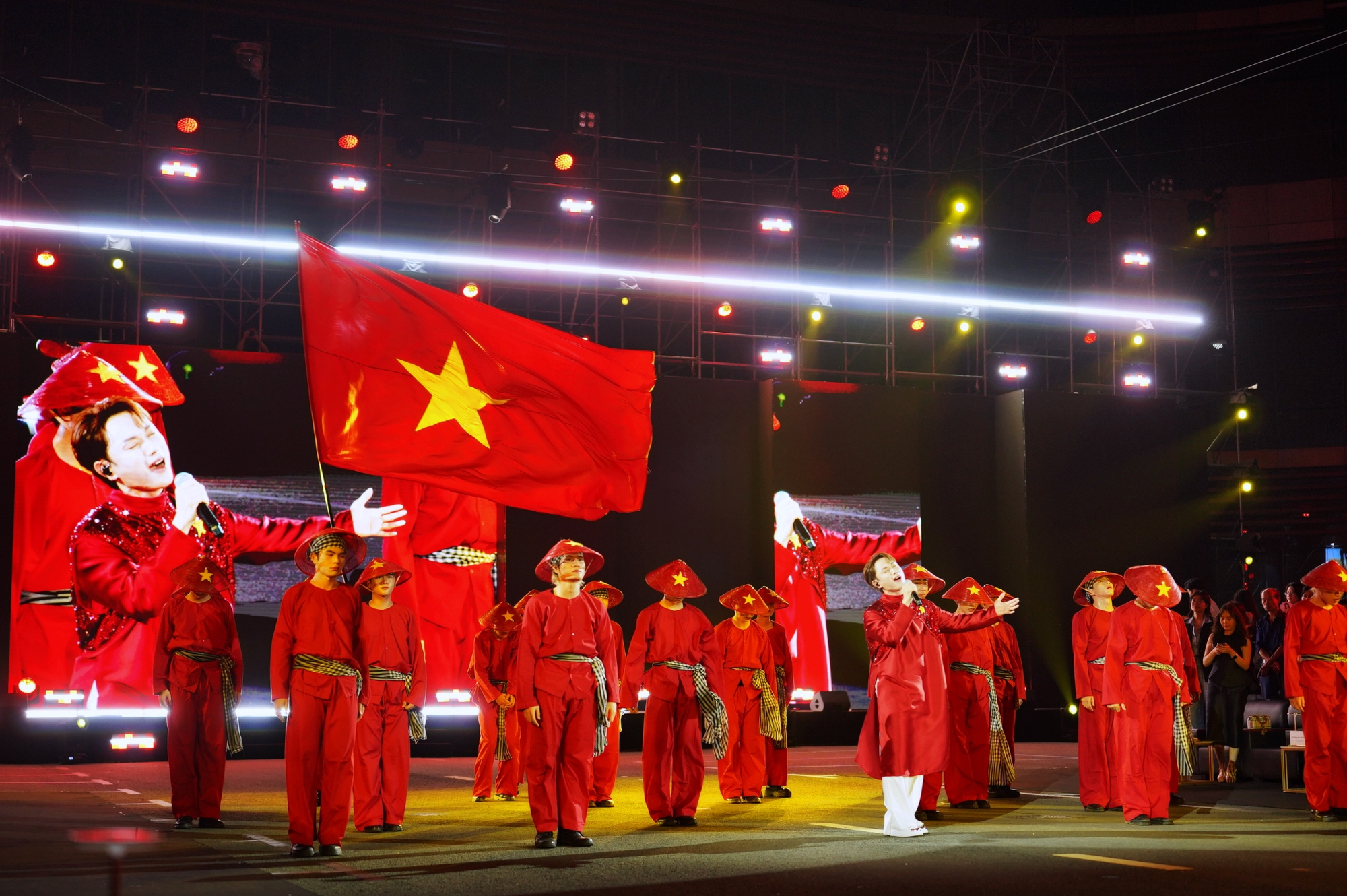 Nhìn lại những màn trình diễn ấn tượng tại Gala Better Choice Awards 2025: Bữa tiệc âm thanh, ánh sáng đầy màu sắc- Ảnh 21.