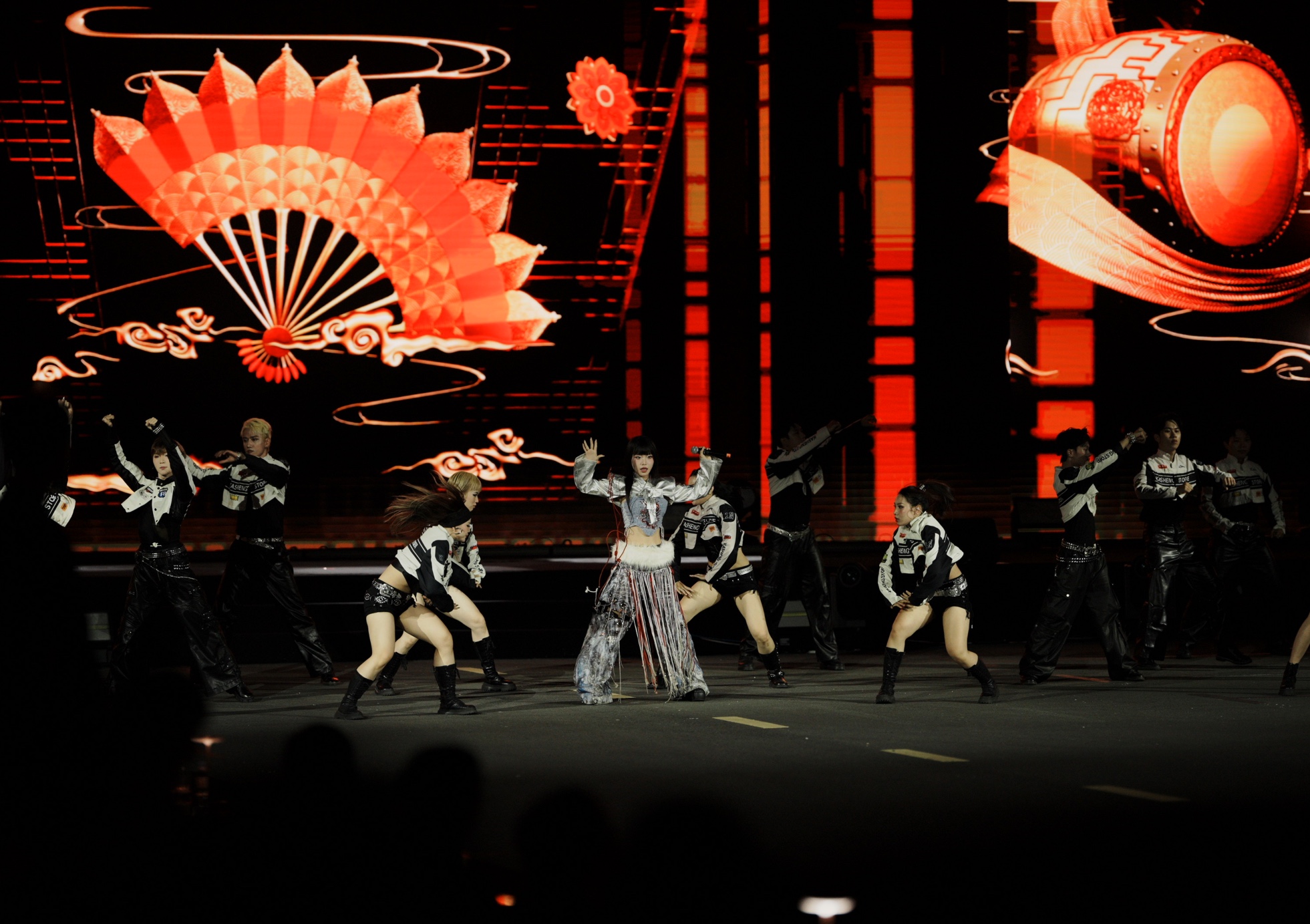 Nhìn lại những màn trình diễn ấn tượng tại Gala Better Choice Awards 2025: Bữa tiệc âm thanh, ánh sáng đầy màu sắc- Ảnh 2.