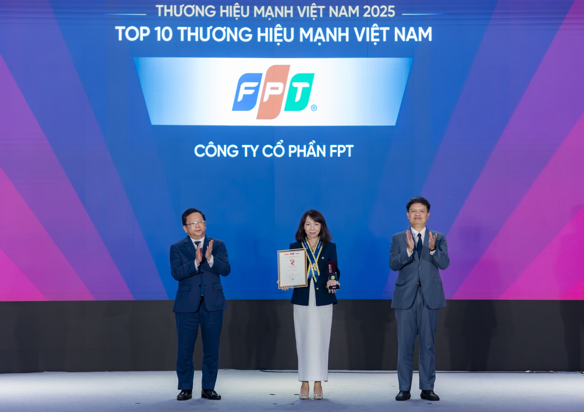 FPT tiếp tục góp mặt trong Top 10 thương hiệu mạnh Việt Nam năm 2025- Ảnh 1.