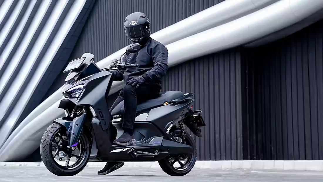 Nhìn cứ tưởng Yamaha XMAX 2026, nhưng đây là một chiếc xe máy điện có công suất 17 mã lực và phạm vi hoạt động lên tới 150km!- Ảnh 2. Nhìn cứ tưởng Yamaha XMAX 2026, nhưng đây là một chiếc xe máy điện có công suất 17 mã lực và phạm vi hoạt động lên tới 150km!- Ảnh 2.