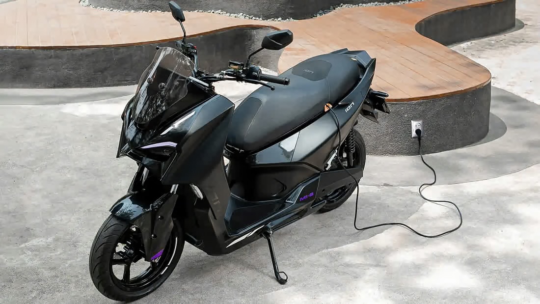 Nhìn cứ tưởng Yamaha XMAX 2026, nhưng đây là một chiếc xe máy điện có công suất 17 mã lực và phạm vi hoạt động lên tới 150km!- Ảnh 5. Nhìn cứ tưởng Yamaha XMAX 2026, nhưng đây là một chiếc xe máy điện có công suất 17 mã lực và phạm vi hoạt động lên tới 150km!- Ảnh 5.