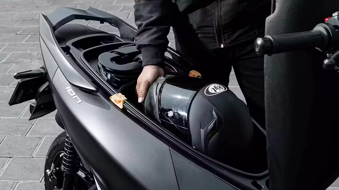 Nhìn cứ tưởng Yamaha XMAX 2026, nhưng đây là một chiếc xe máy điện có công suất 17 mã lực và phạm vi hoạt động lên tới 150km!- Ảnh 8. Nhìn cứ tưởng Yamaha XMAX 2026, nhưng đây là một chiếc xe máy điện có công suất 17 mã lực và phạm vi hoạt động lên tới 150km!- Ảnh 8.