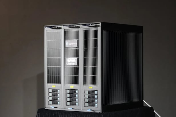 Trung Quốc ra mắt máy chủ AI 'kích thước tủ lạnh' giúp giảm tới 90% điện năng tiêu thụ- Ảnh 2. Trung Quốc ra mắt máy chủ AI 'kích thước tủ lạnh' giúp giảm tới 90% điện năng tiêu thụ- Ảnh 2.