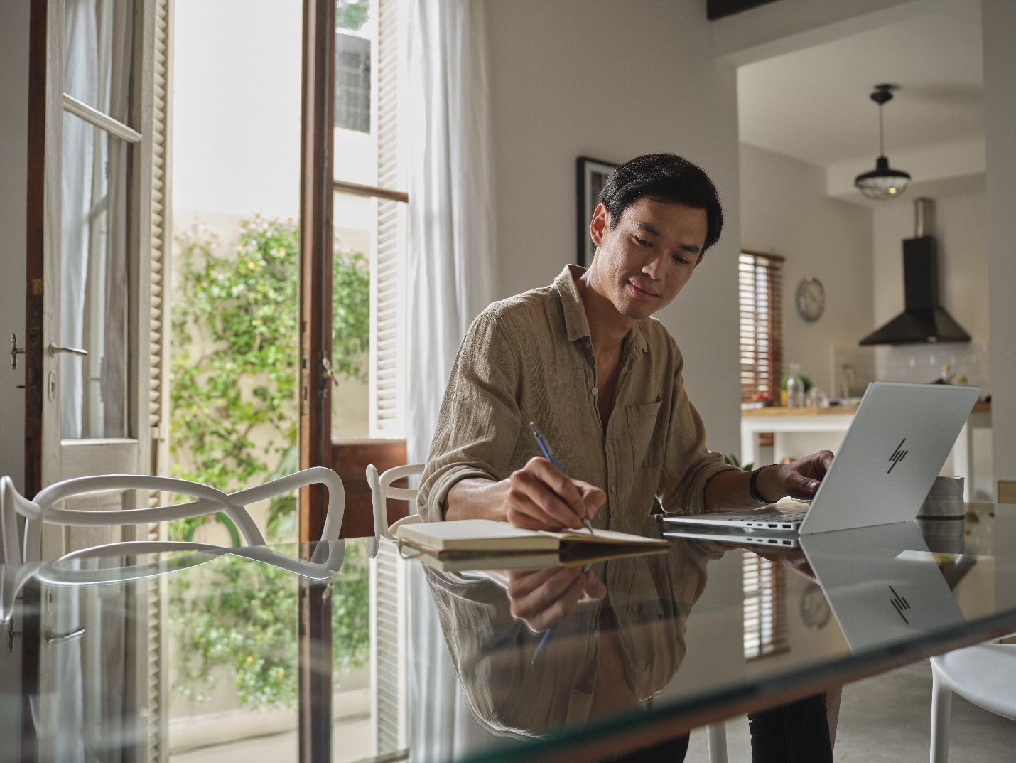 Thông minh, an toàn, linh hoạt: HP OmniBook 7 Aero 13”cùng trải nghiệm sáng tạo di động- Ảnh 2. Thông minh, an toàn, linh hoạt: HP OmniBook 7 Aero 13”cùng trải nghiệm sáng tạo di động- Ảnh 2.