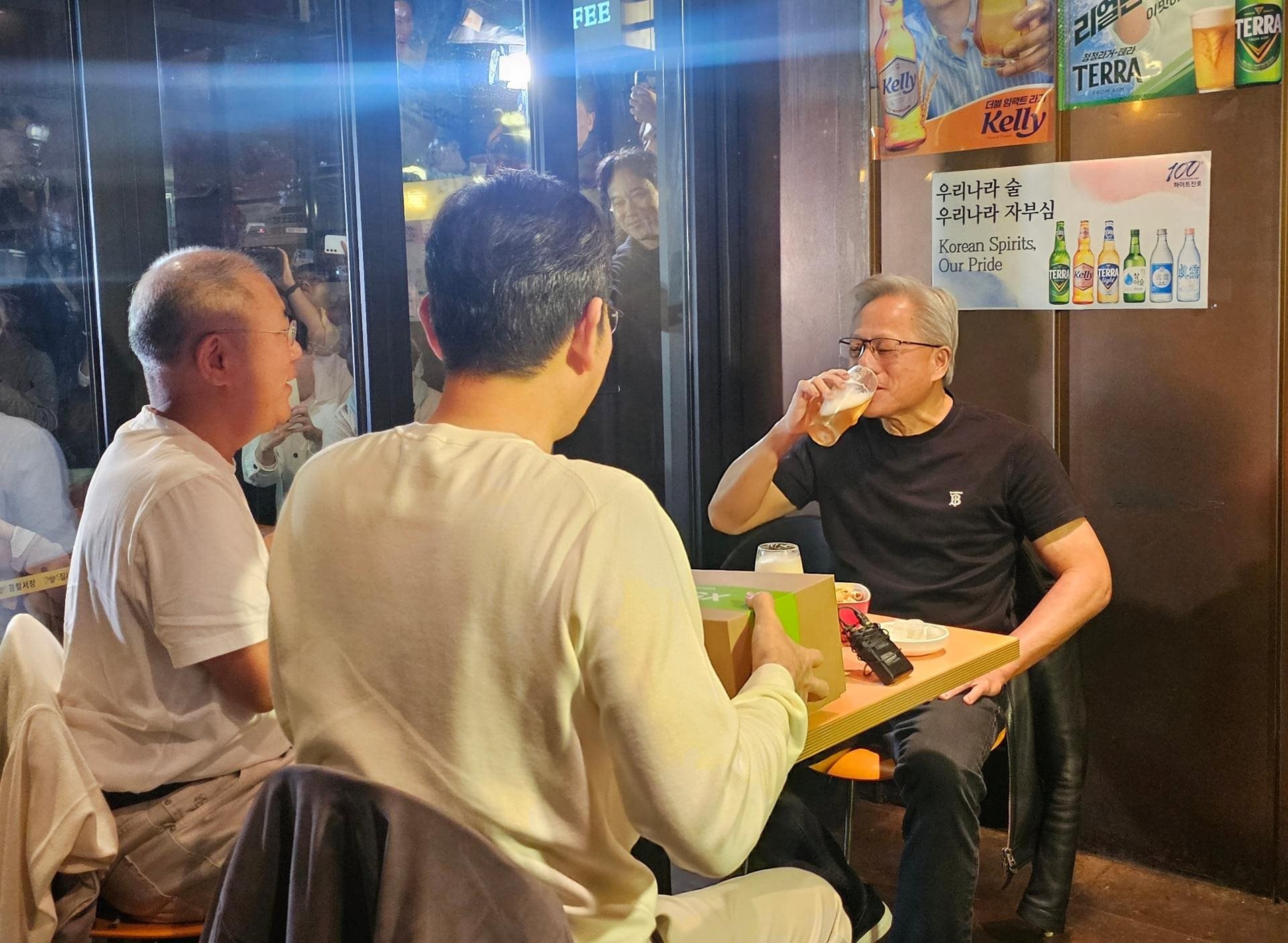 Đây là cách CEO công ty 5.000 tỷ USD bán hàng: Uống bia, ăn gà rán với Chủ tịch Samsung, Jensen Huang lập tức chốt xong đơn 50.000 GPU- Ảnh 1. Đây là cách CEO công ty 5.000 tỷ USD bán hàng: Uống bia, ăn gà rán với Chủ tịch Samsung, Jensen Huang lập tức chốt xong đơn 50.000 GPU- Ảnh 1.