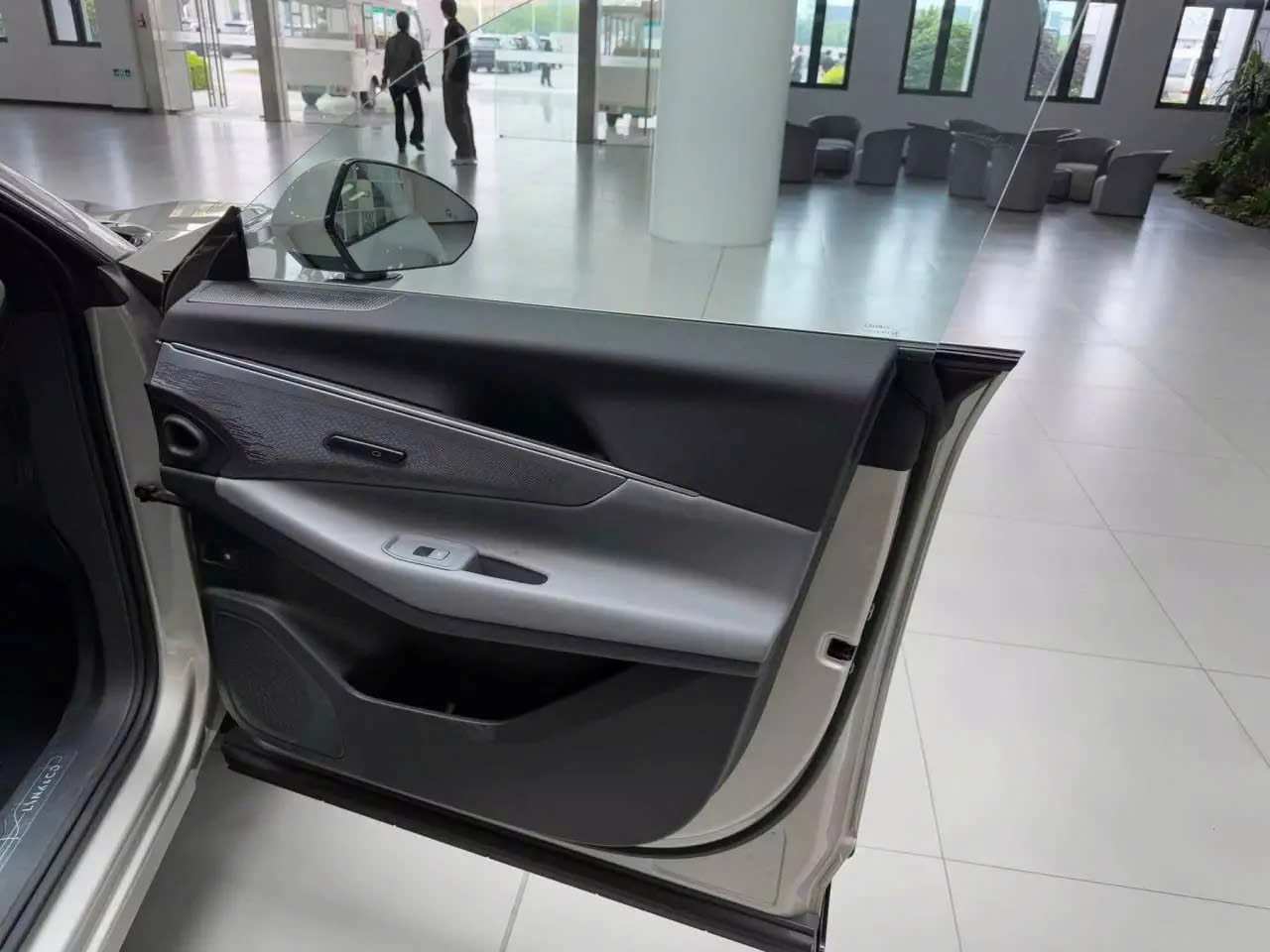 Cách bán Lynk & Co 08 cho người Việt: ‘Hãy kể kính không viền, gương chiếu hậu đặc biệt theo cách này’- Ảnh 6. Cách bán Lynk & Co 08 cho người Việt: ‘Hãy kể kính không viền, gương chiếu hậu đặc biệt theo cách này’- Ảnh 6.