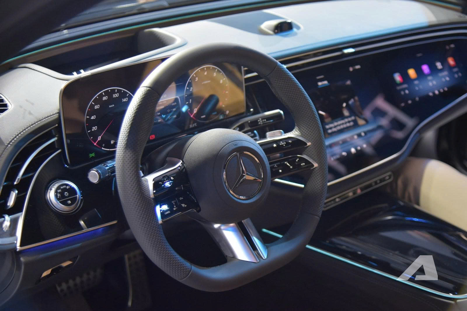 Mercedes-Benz E-Class thêm màn hình ghế phụ: Chuyên gia nói dễ mất tập trung, chủ xe khen vì phục vụ gia đình- Ảnh 13. Mercedes-Benz E-Class thêm màn hình ghế phụ: Chuyên gia nói dễ mất tập trung, chủ xe khen vì phục vụ gia đình- Ảnh 13.