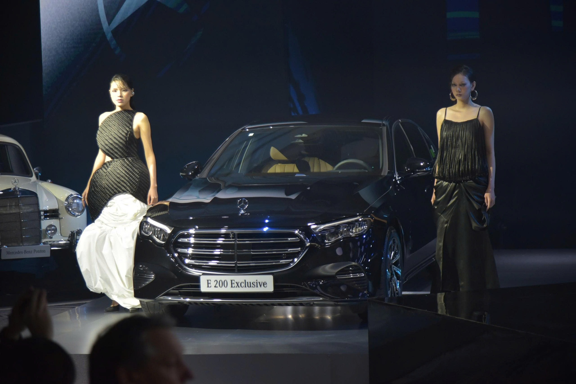 Mercedes-Benz E-Class thêm màn hình ghế phụ: Chuyên gia nói dễ mất tập trung, chủ xe khen vì phục vụ gia đình- Ảnh 23. Mercedes-Benz E-Class thêm màn hình ghế phụ: Chuyên gia nói dễ mất tập trung, chủ xe khen vì phục vụ gia đình- Ảnh 23.