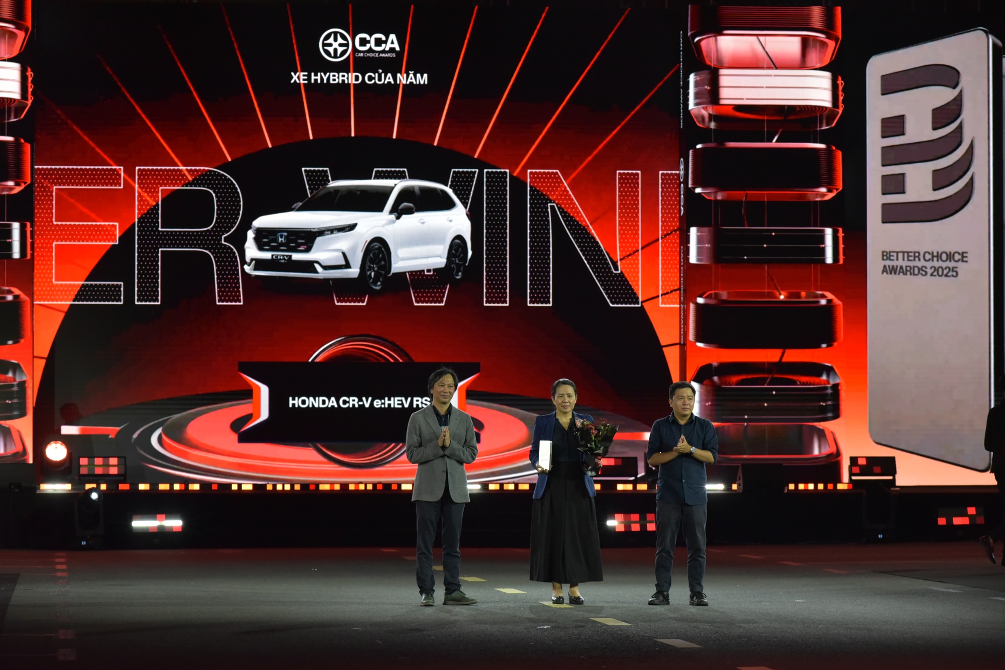 Vượt các xe của Toyota, BYD, Honda CR-V e:HEV RS thắng cách biệt giải ‘Xe hybrid của năm’- Ảnh 2.