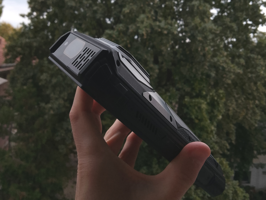 Trải nghiệm điện thoại “cục gạch” có máy chiếu, pin gấp 6 lần iPhone Air, vỏ siêu bền ném không vỡ hỏng- Ảnh 2.