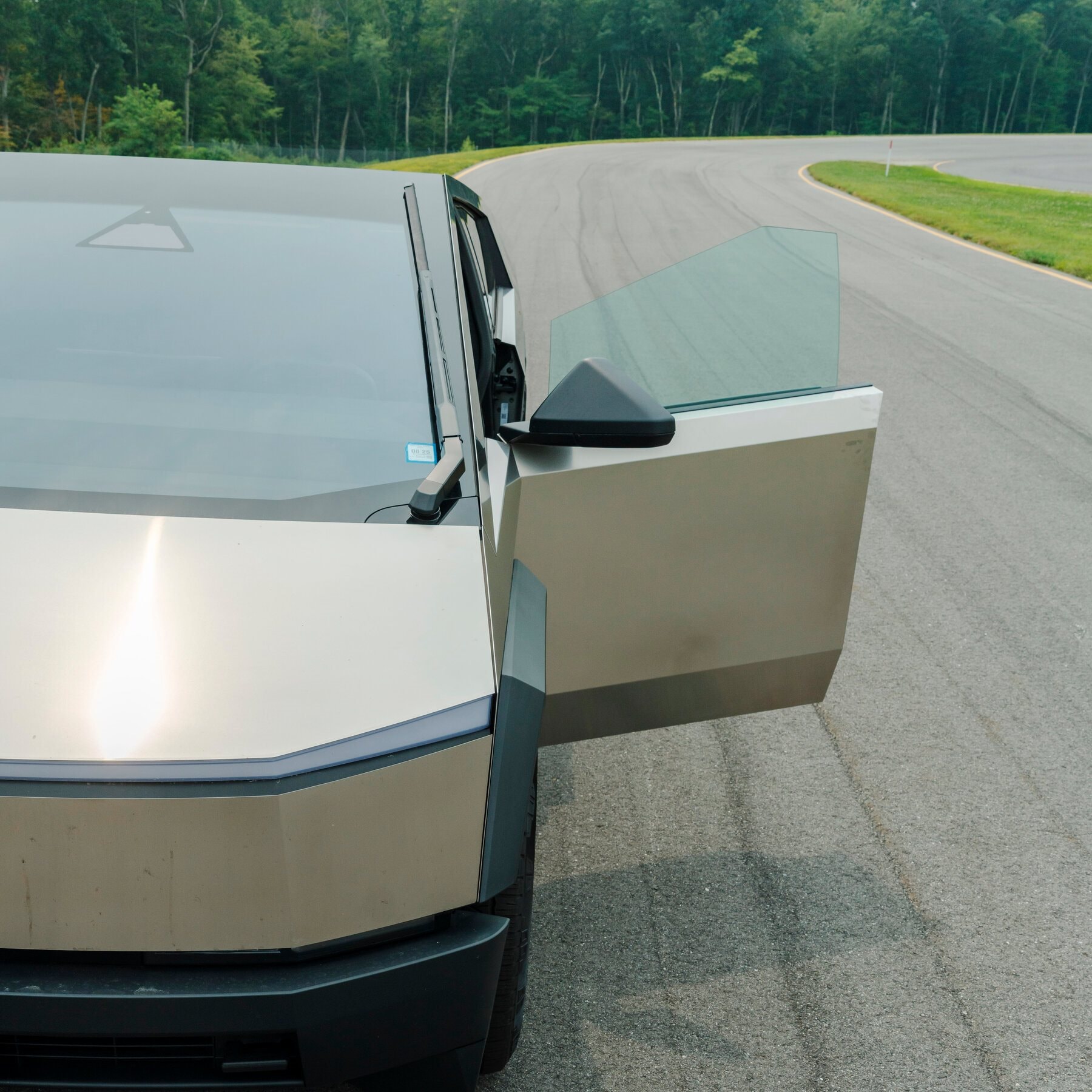 Tesla bị kiện trong vụ cháy xe điện khiến 1 cô gái thiệt mạng: Triết lý thiết kế tối giản để tăng tính thẩm mỹ của Elon Musk bị chỉ trích- Ảnh 5.