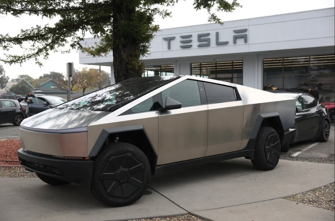 Tesla bị kiện trong vụ cháy xe điện khiến 1 cô gái thiệt mạng: Triết lý thiết kế tối giản để tăng tính thẩm mỹ của Elon Musk bị chỉ trích- Ảnh 4.