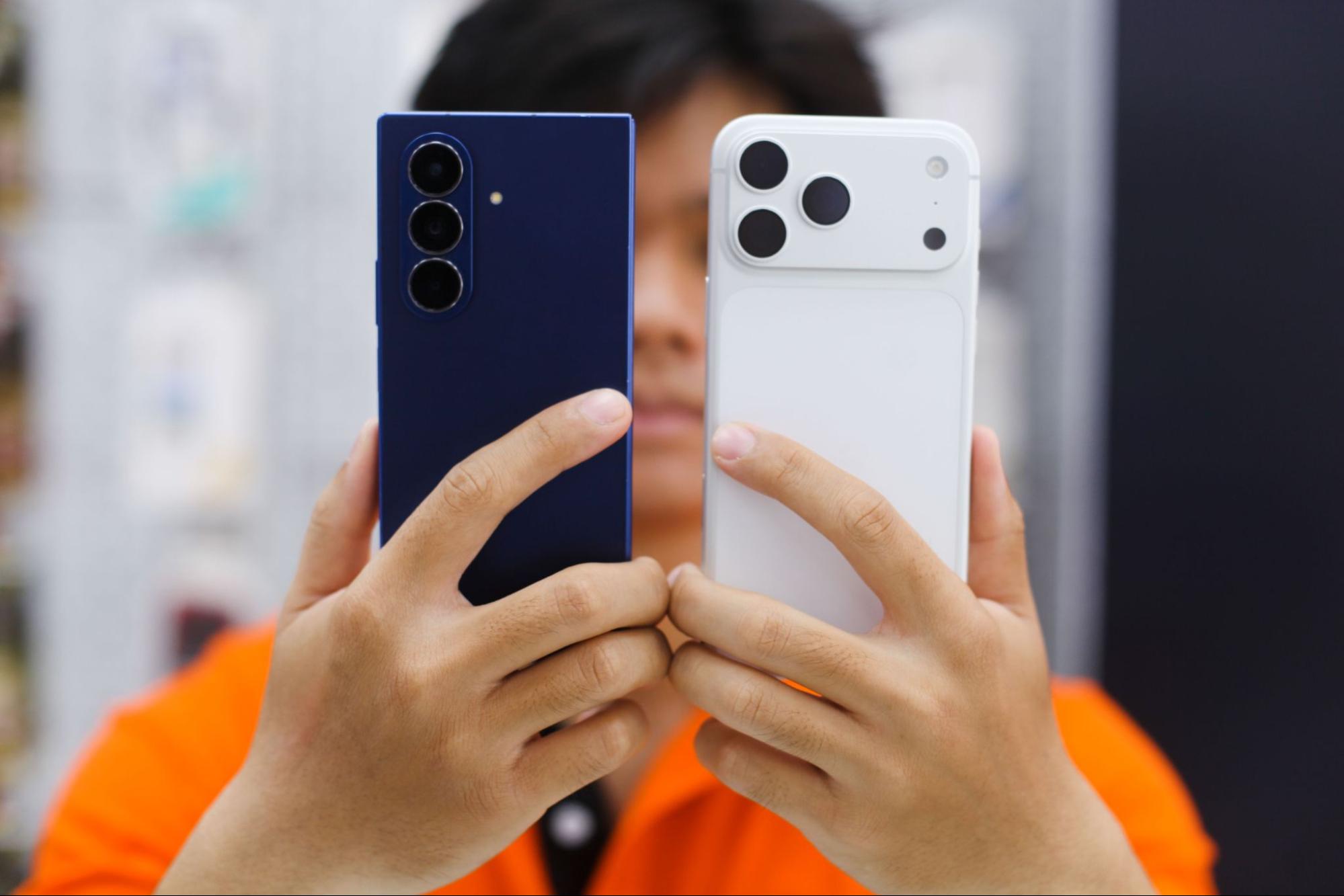 So găng 2 mẫu smartphone đầu bảng của Samsung và nhà Táo: ngang ngửa về mức giá nhưng khác biệt về hình thái- Ảnh 1.