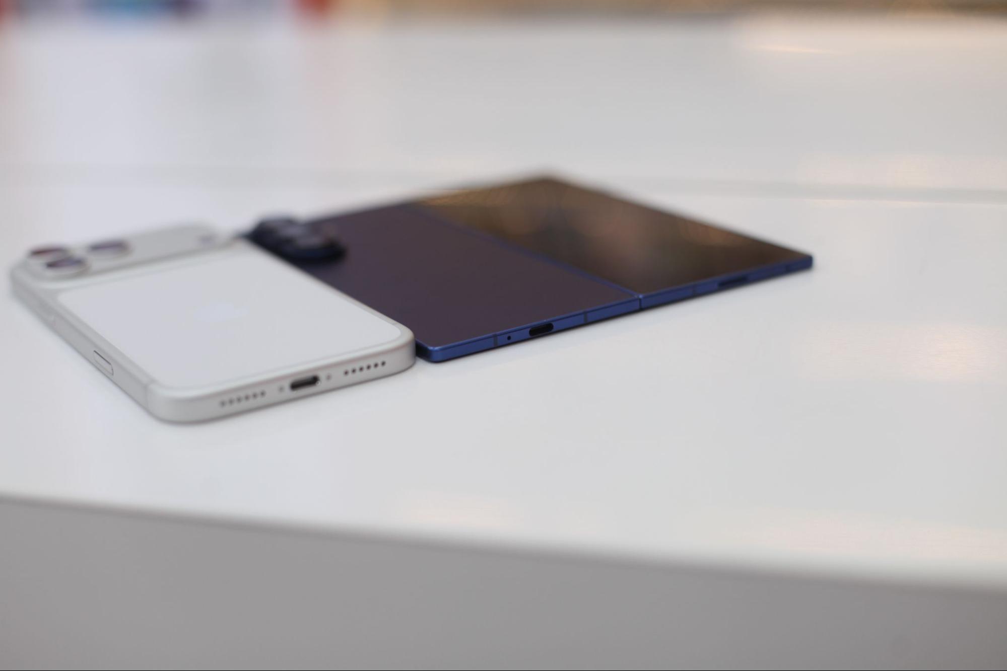 So găng 2 mẫu smartphone đầu bảng của Samsung và nhà Táo: ngang ngửa về mức giá nhưng khác biệt về hình thái- Ảnh 5.