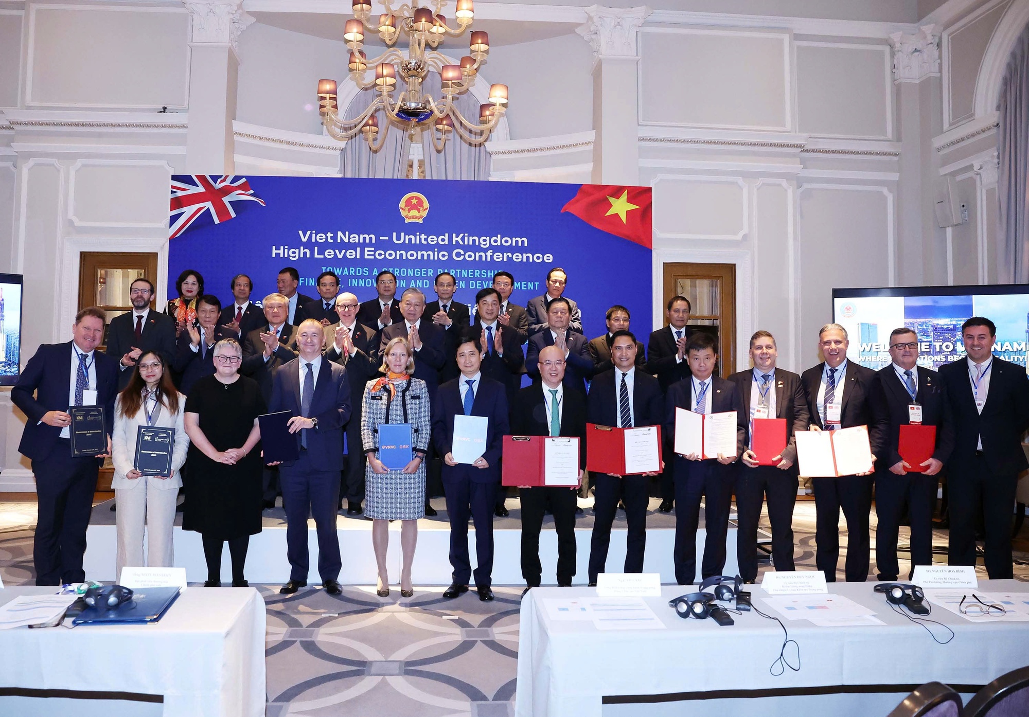 FPT ký kết hợp tác chiến lược với CLB Chelsea trước sự chứng kiến của Tổng Bí thư Tô Lâm- Ảnh 1. FPT ký kết hợp tác chiến lược với CLB Chelsea trước sự chứng kiến của Tổng Bí thư Tô Lâm- Ảnh 1.