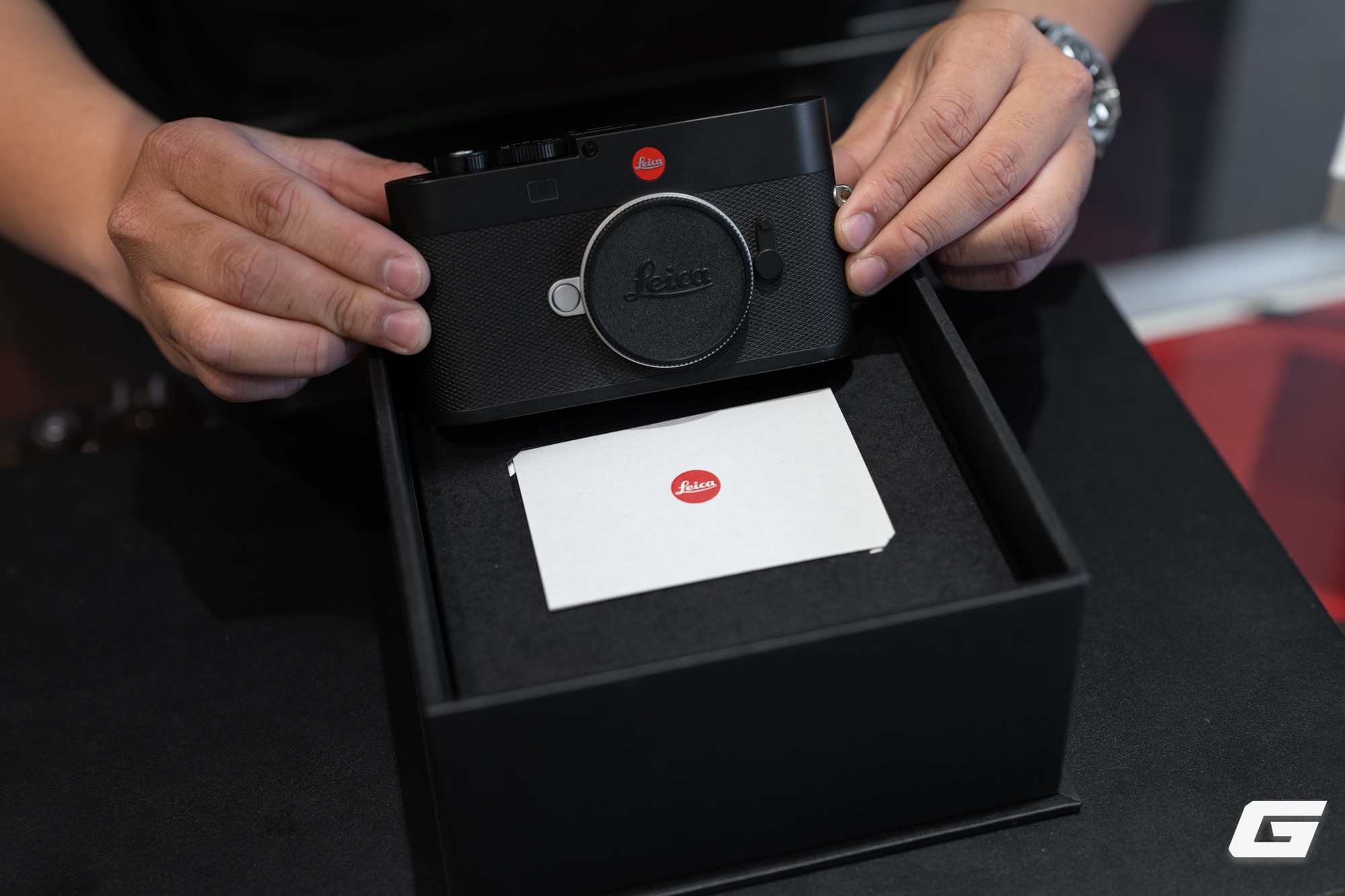 Mở hộp máy ảnh cao cấp Leica M EV1: Viết tiếp di sản bằng những nét hiện đại- Ảnh 4. Mở hộp máy ảnh cao cấp Leica M EV1: Viết tiếp di sản bằng những nét hiện đại- Ảnh 4.